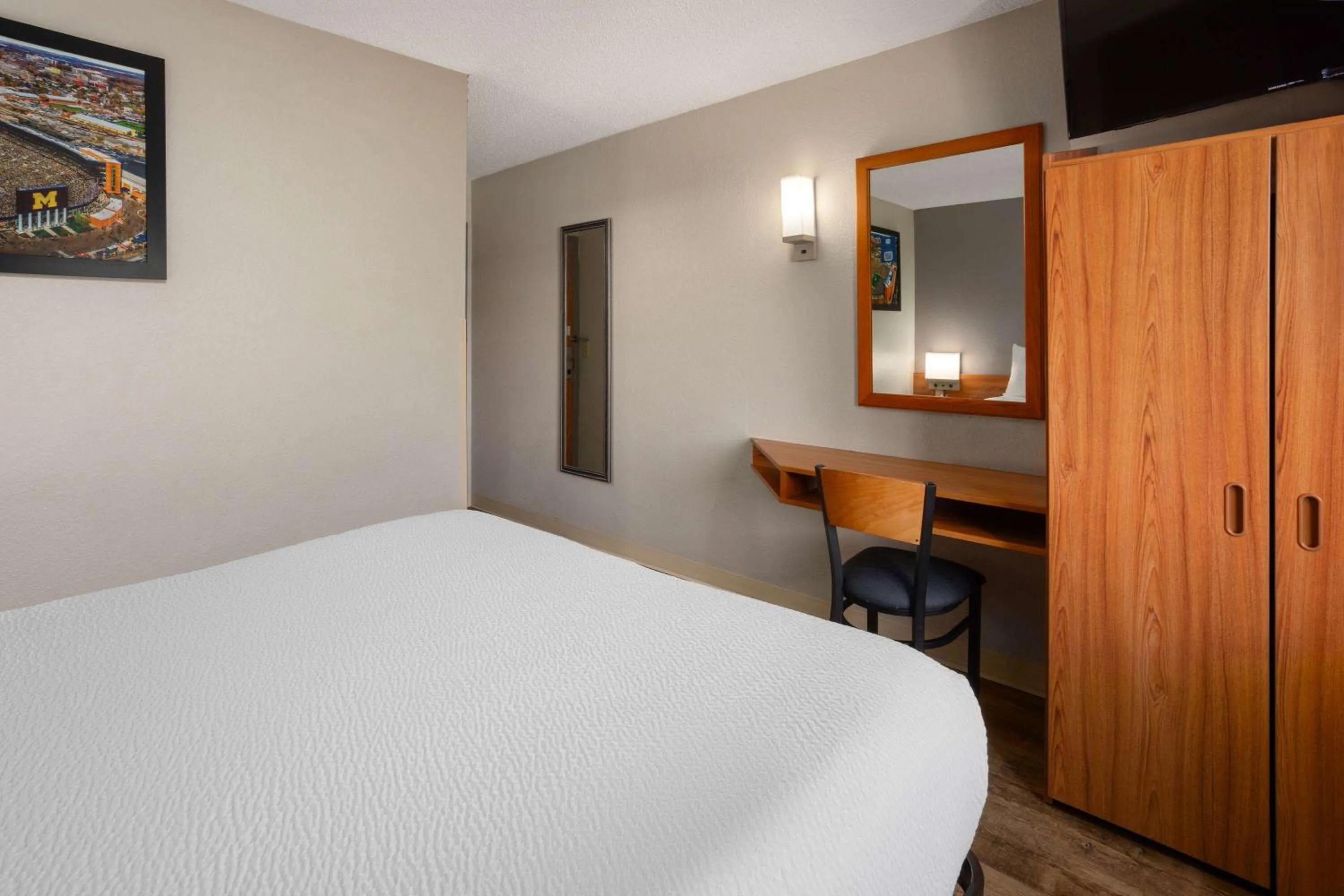 Photo of the whole room, Bed in Microtel Inn & Suites by Wyndham Ann Arbor