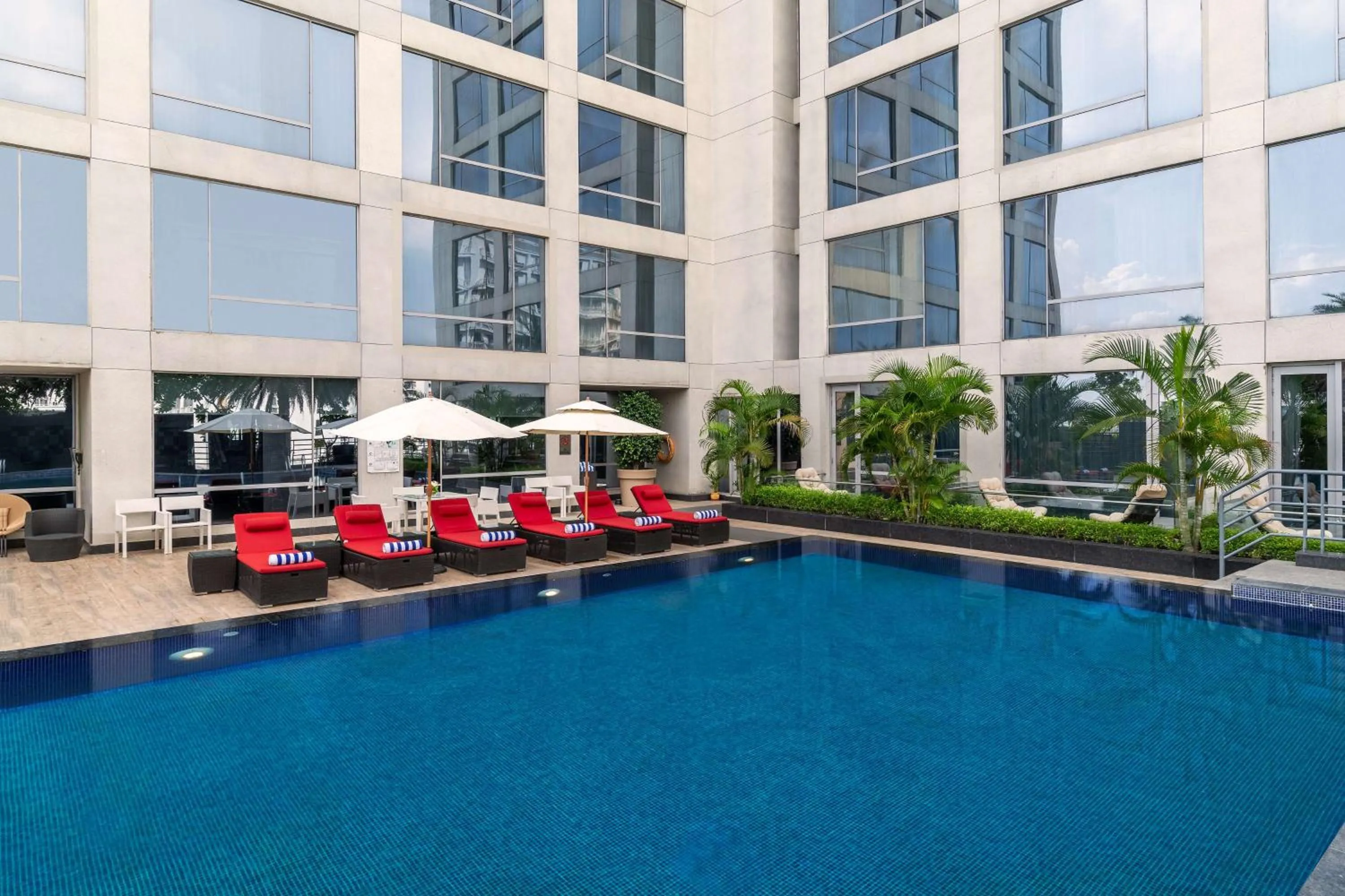 Swimming pool in Hyatt Regency Lucknow Gomti Nagar