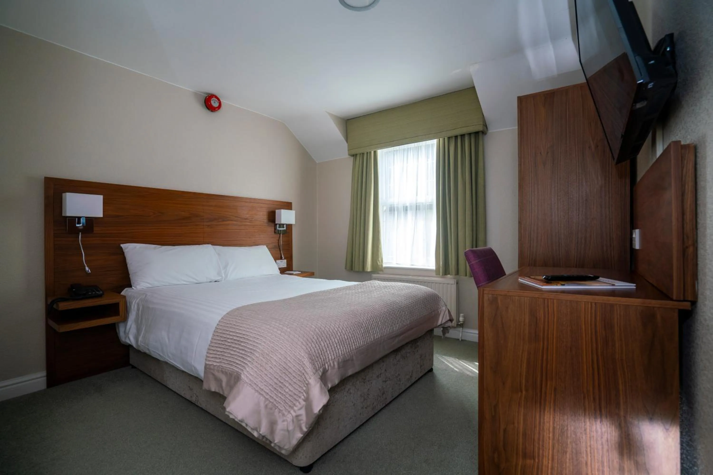 Toilet, Bed in Stallingborough Grange Hotel