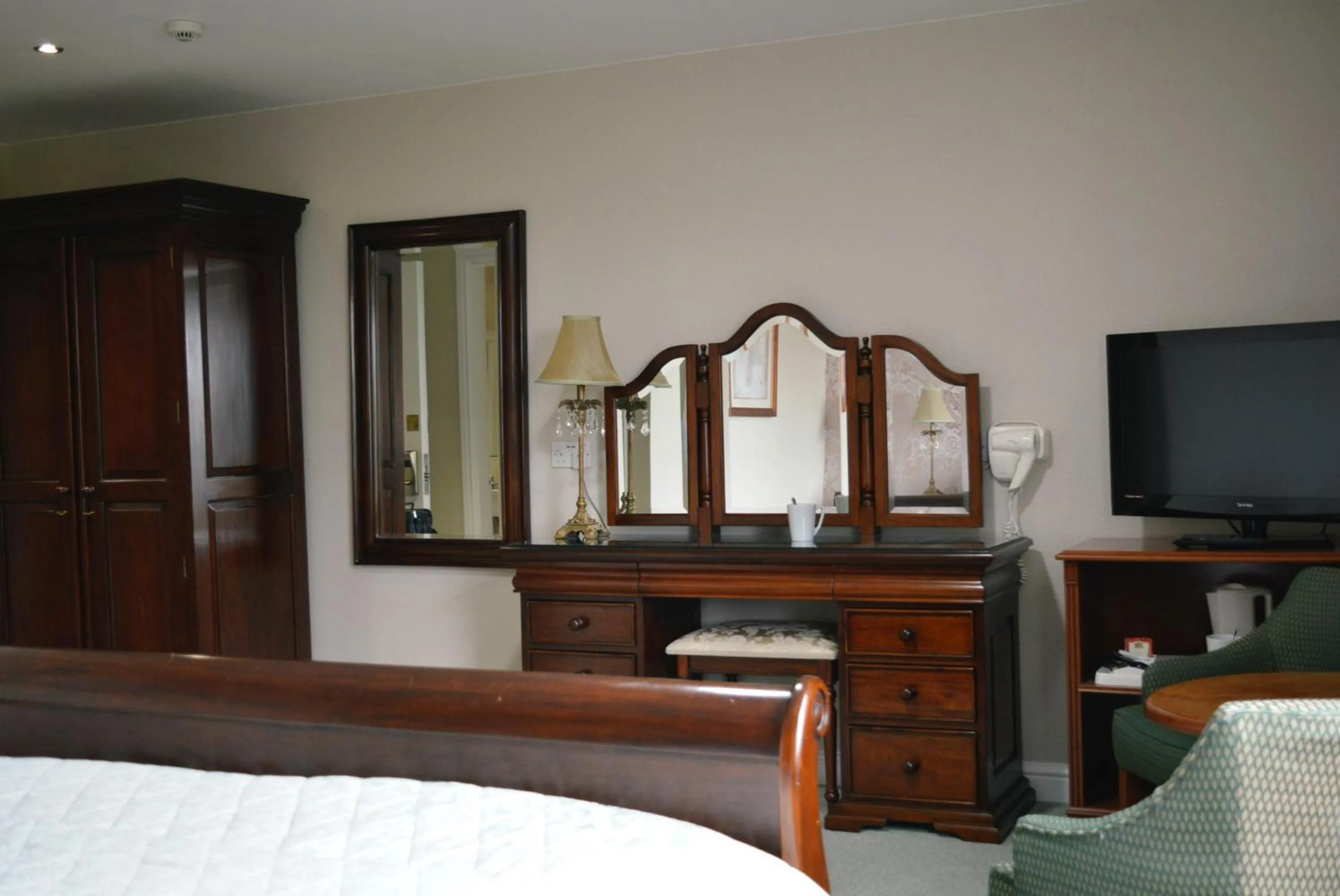 Communal lounge/ TV room, Bed in Stallingborough Grange Hotel