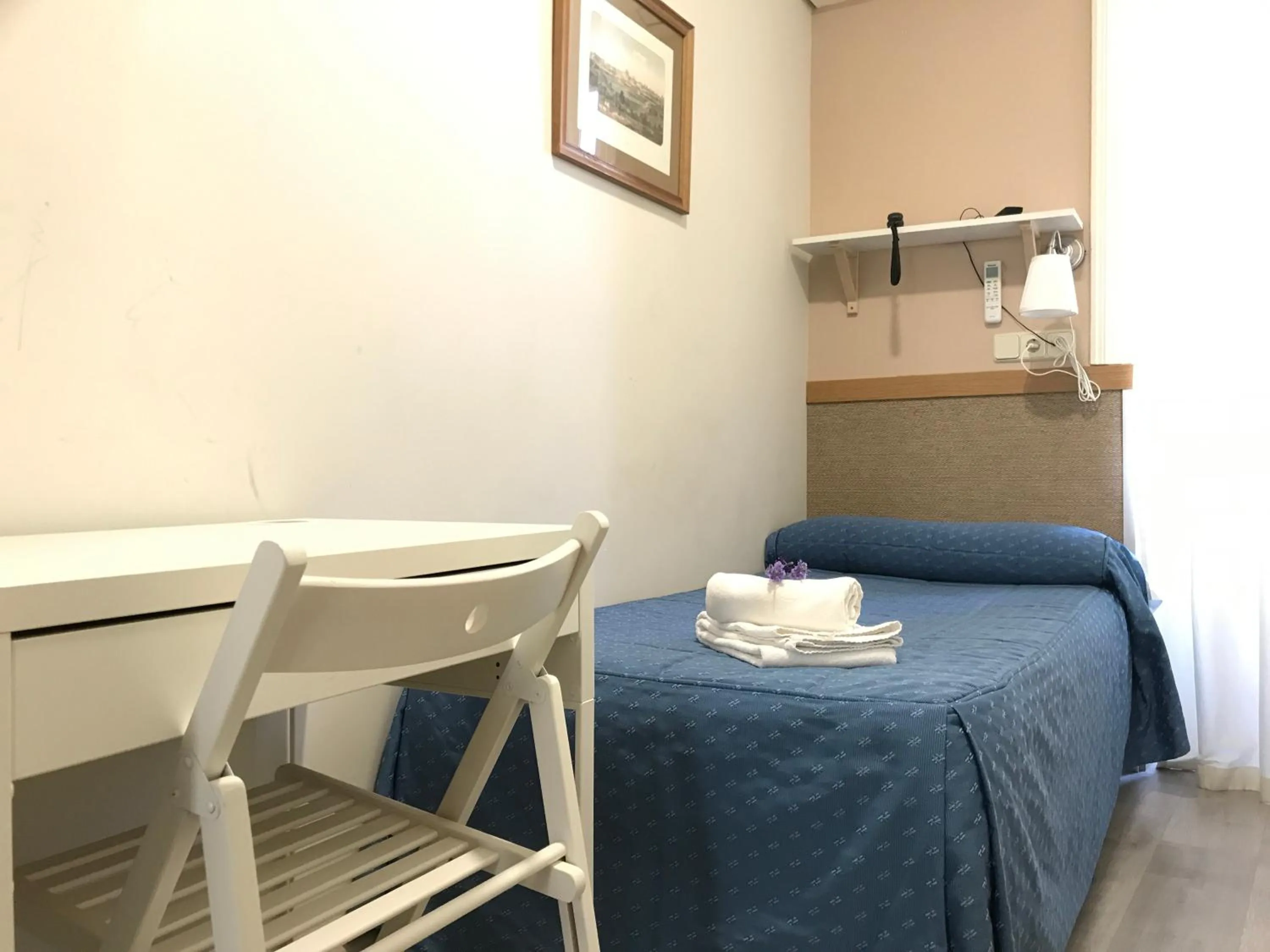 Bedroom, Bed in Hostal El Pilar