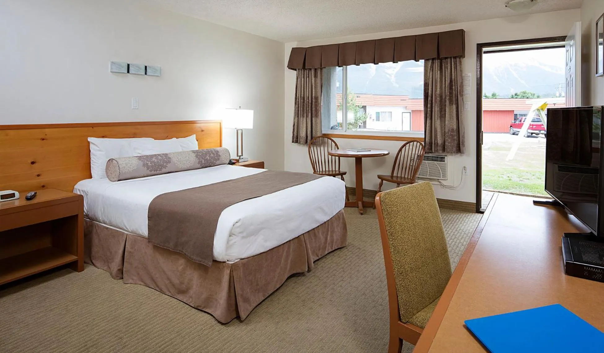 Photo of the whole room, Bed in Rocky Mountain Ski Lodge