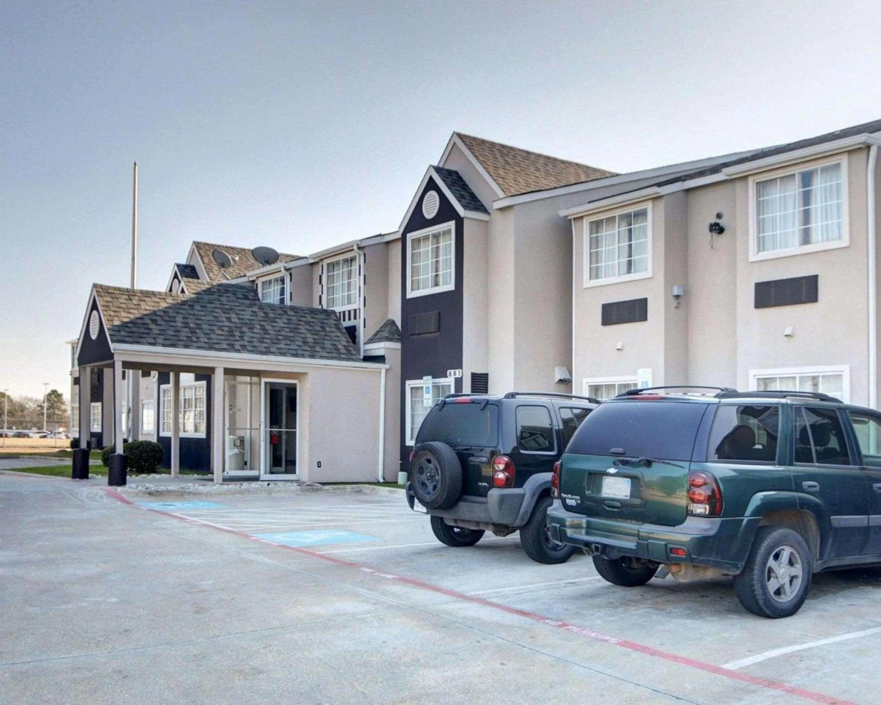 Property building in Rodeway Inn & Suites Lewisville I-35