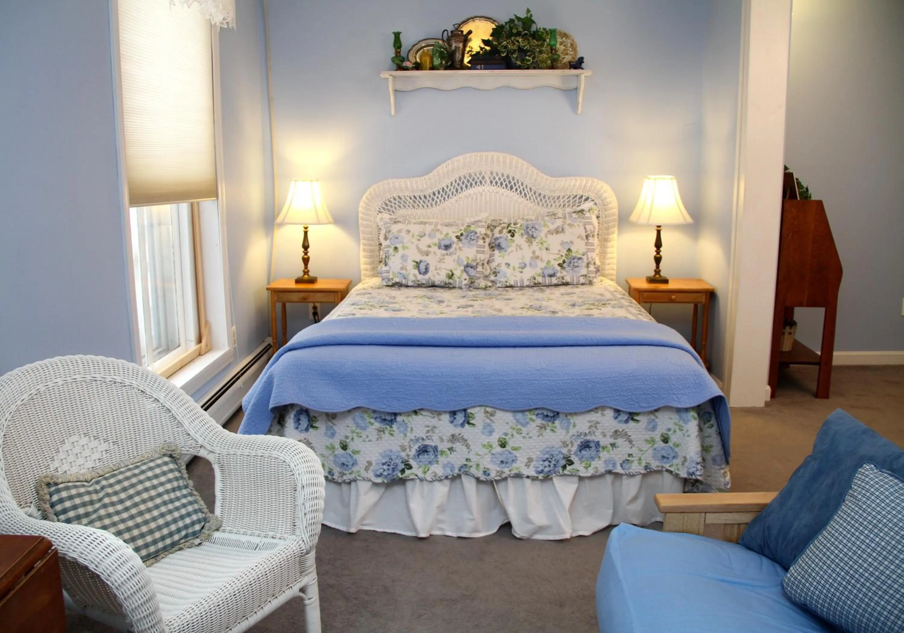 Bed in The Brewster Inn