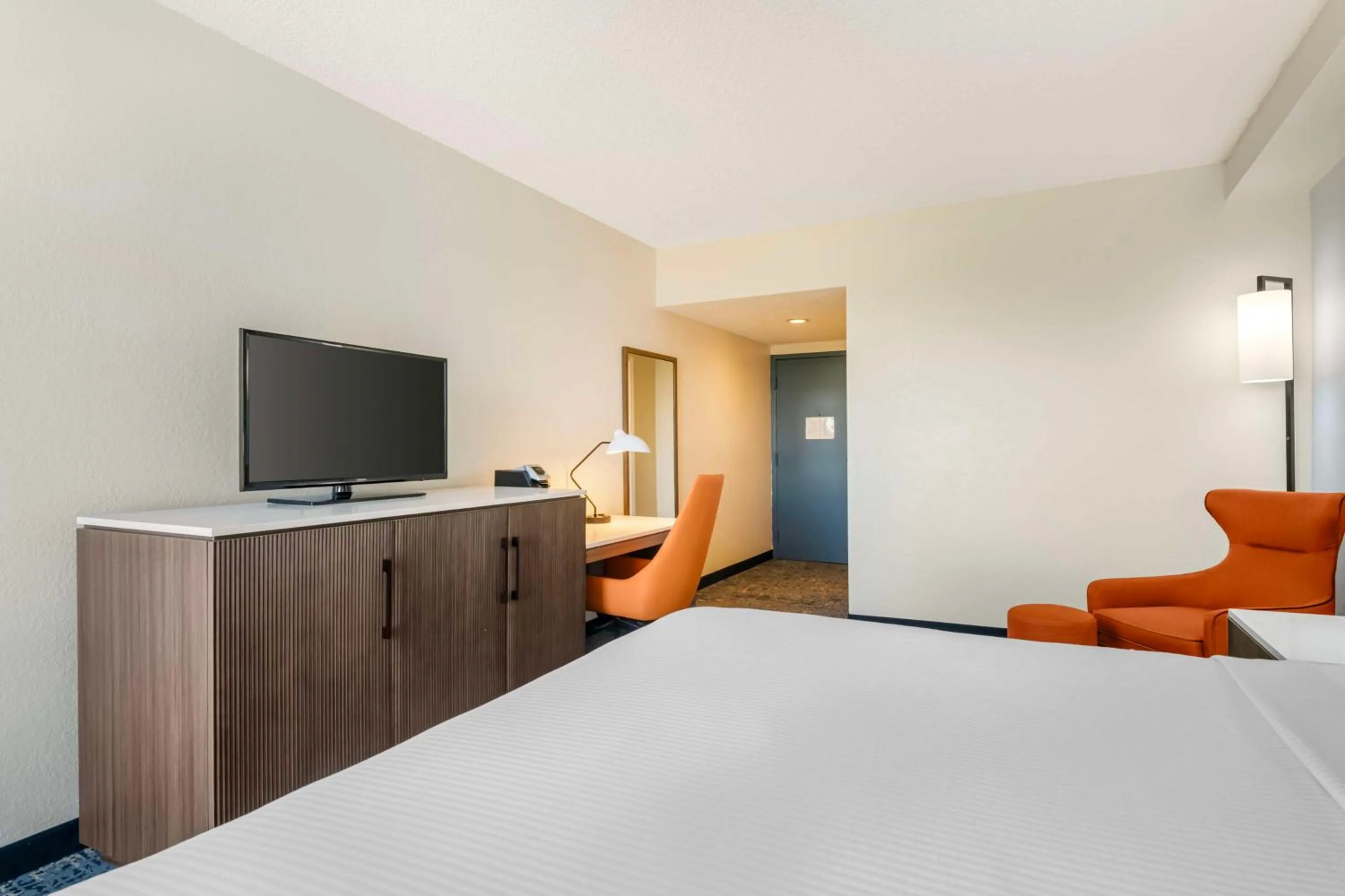 Bedroom, Bed in Best Western Plus Universal Inn - Free Shuttle to Universal Studios!