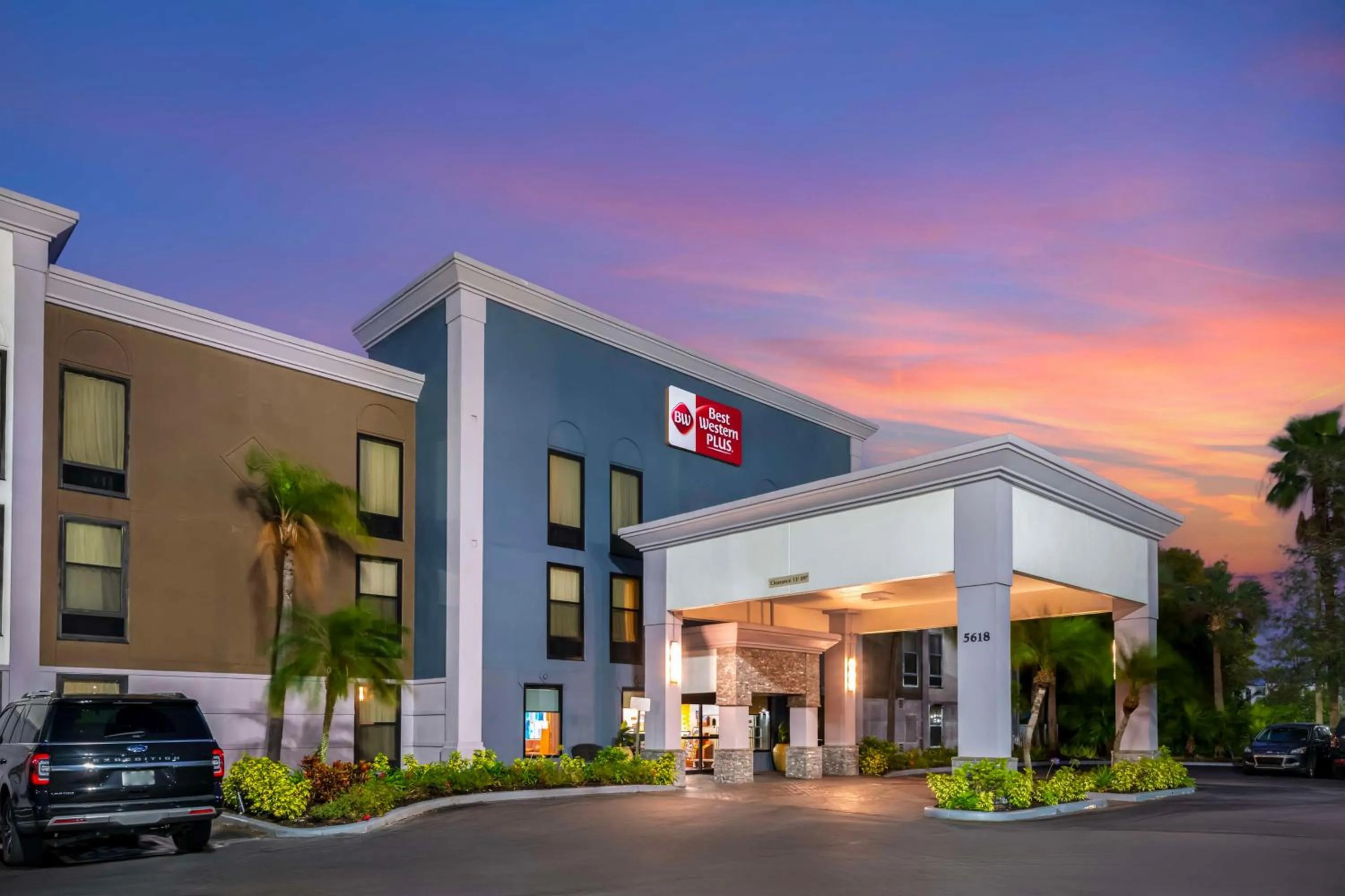 Property building in Best Western Plus Universal Inn - Free Shuttle to Universal Studios!