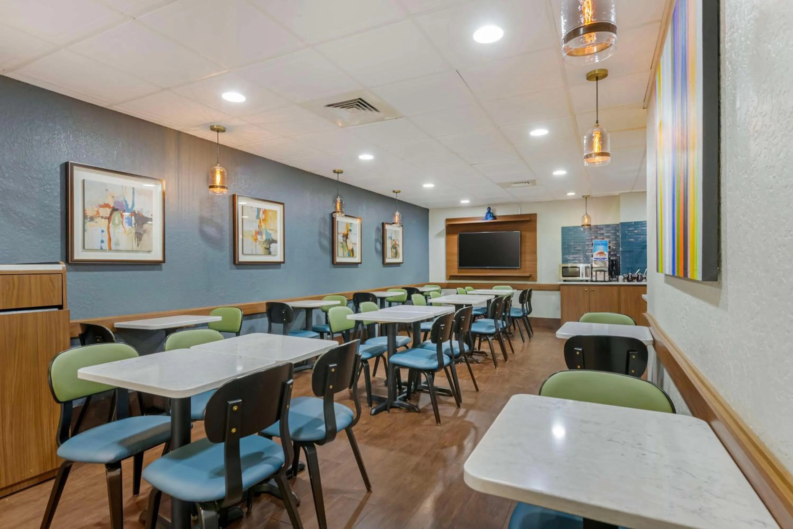 Breakfast in Best Western Plus Universal Inn - Free Shuttle to Universal Studios!