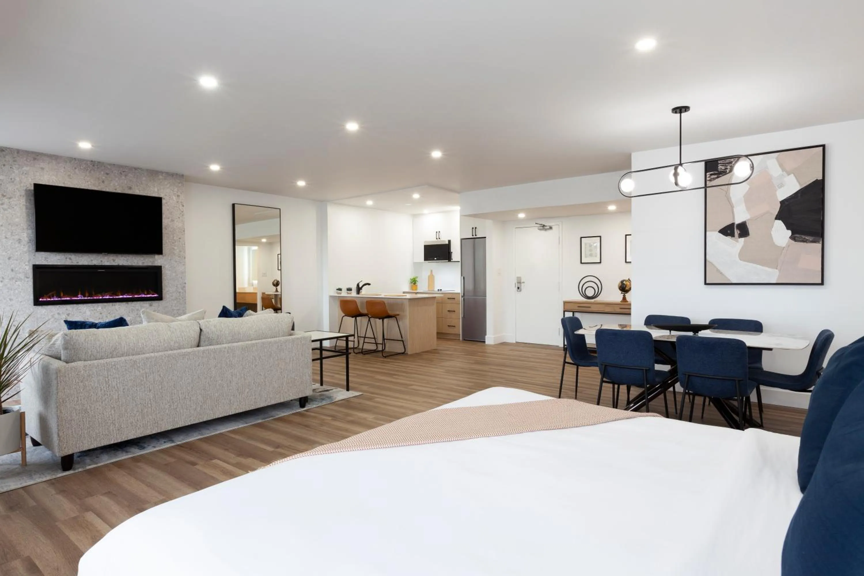 Kitchen or kitchenette, Bed in Strata Hotel