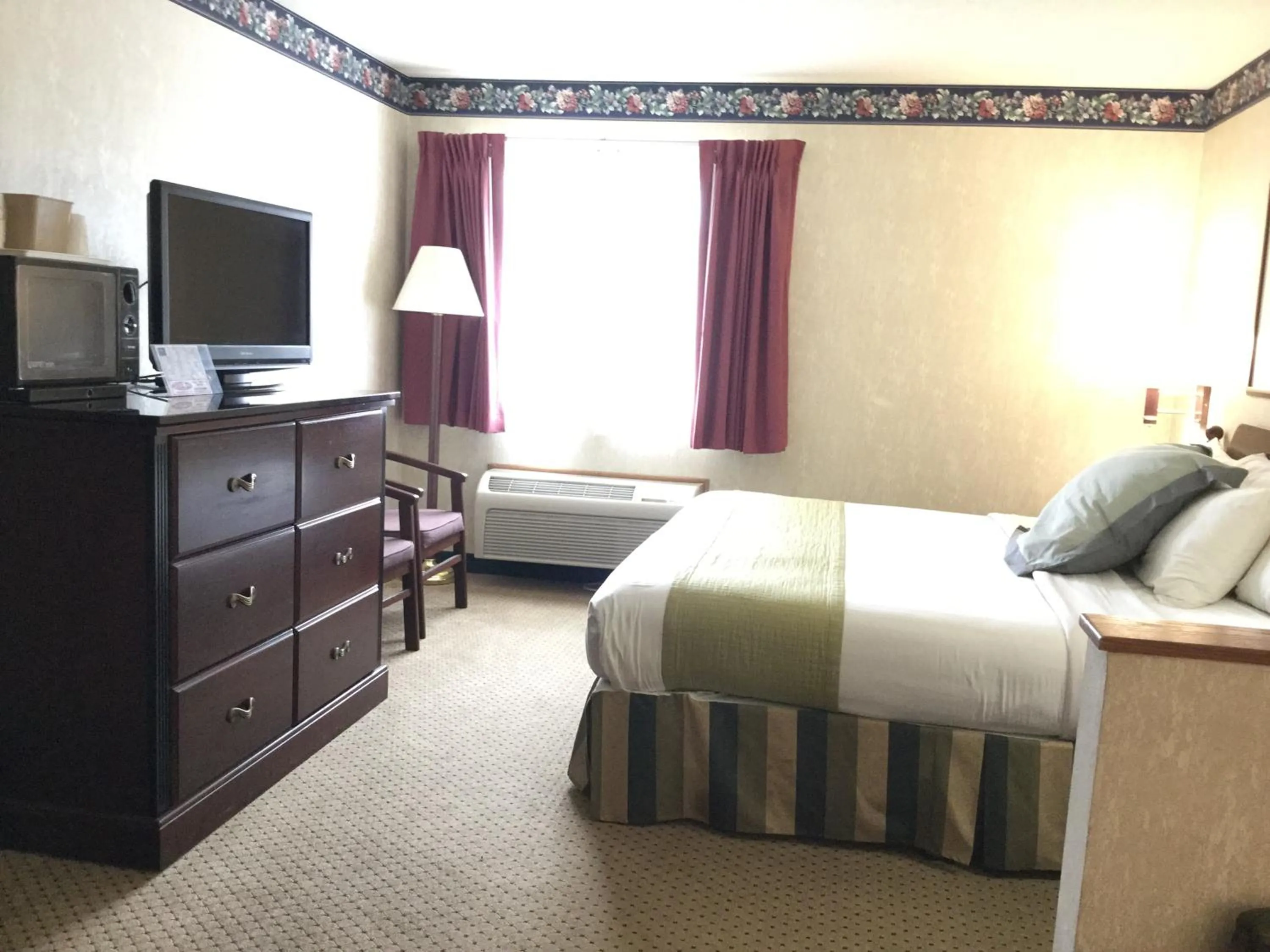 Bed in Americas Best Value Inn and Suites Saint Charles