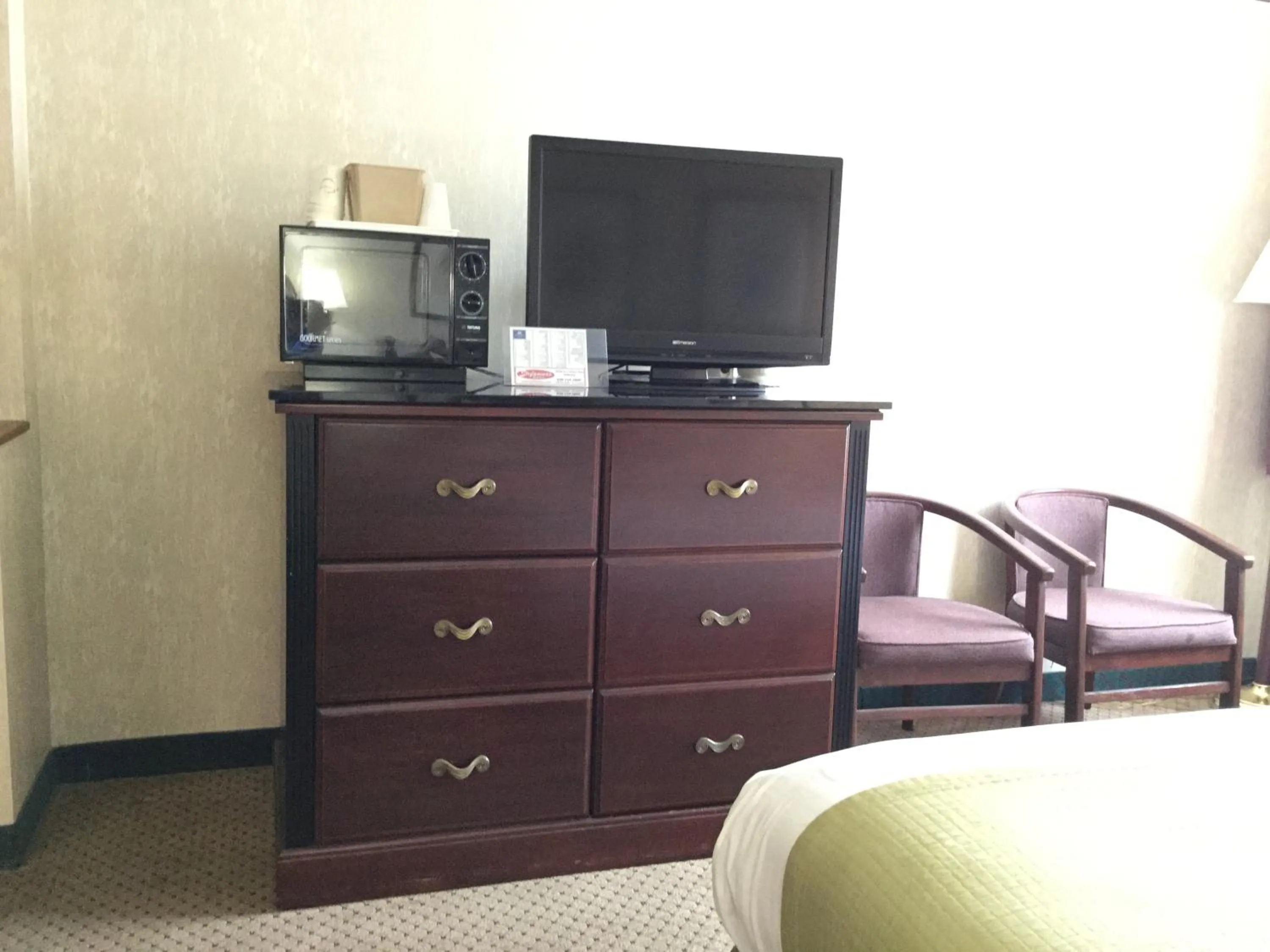 Bed in Americas Best Value Inn and Suites Saint Charles
