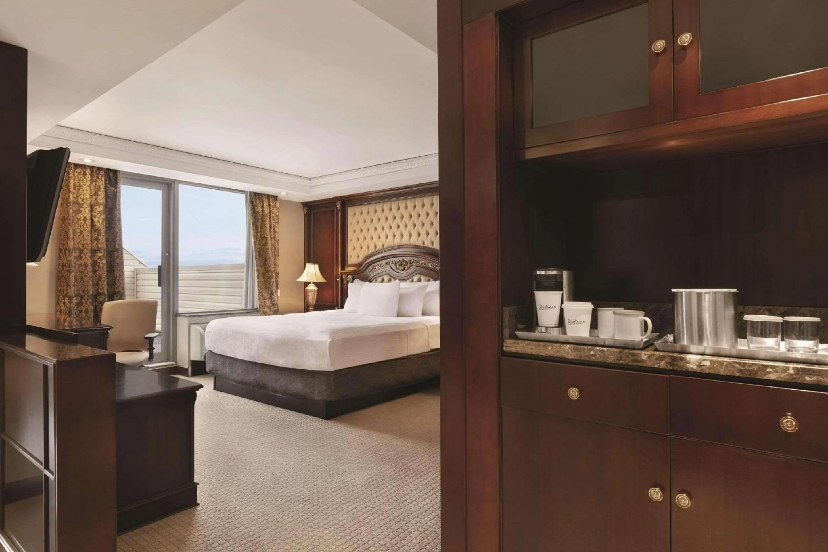 Bedroom, Bed in Radisson Hotel Toronto Airport West