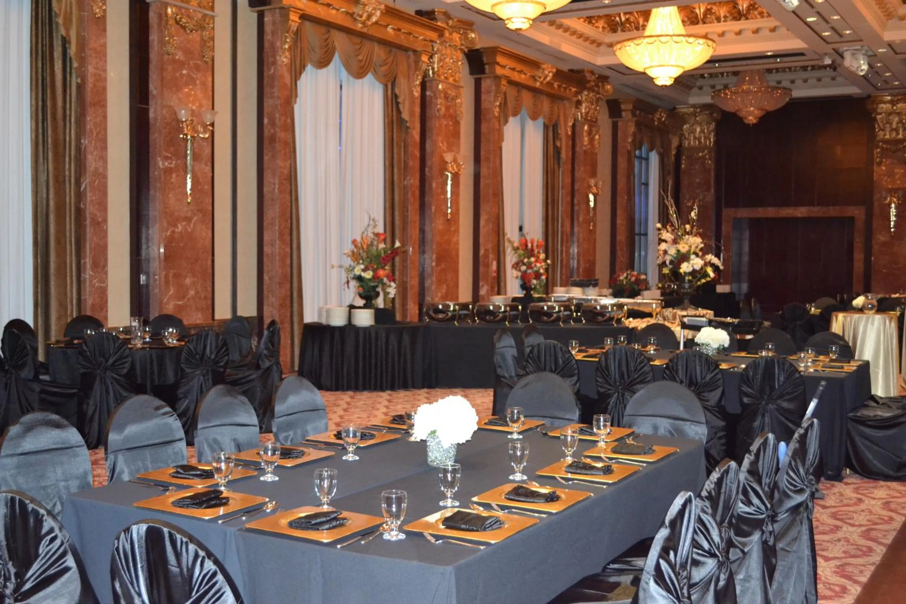 Restaurant/places to eat in Radisson Hotel Toronto Airport West