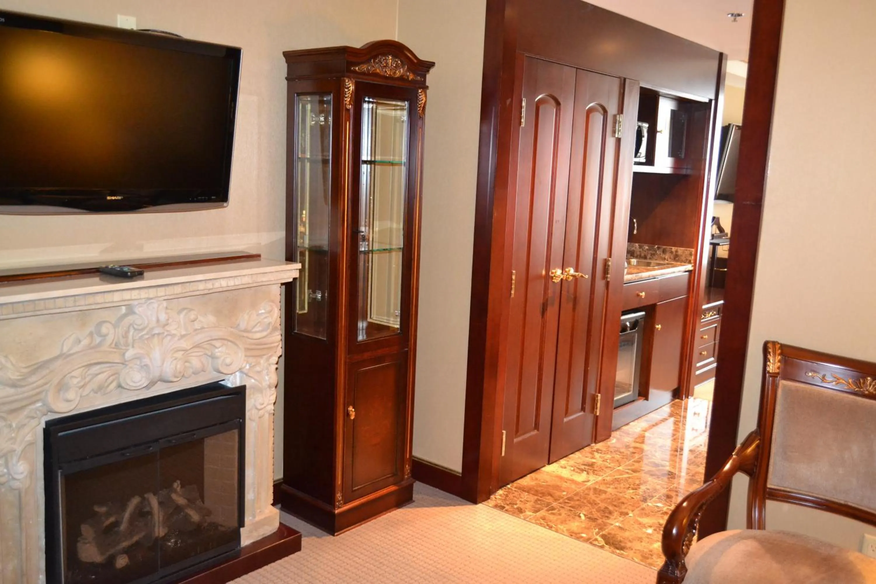 TV and multimedia in Radisson Hotel Toronto Airport West