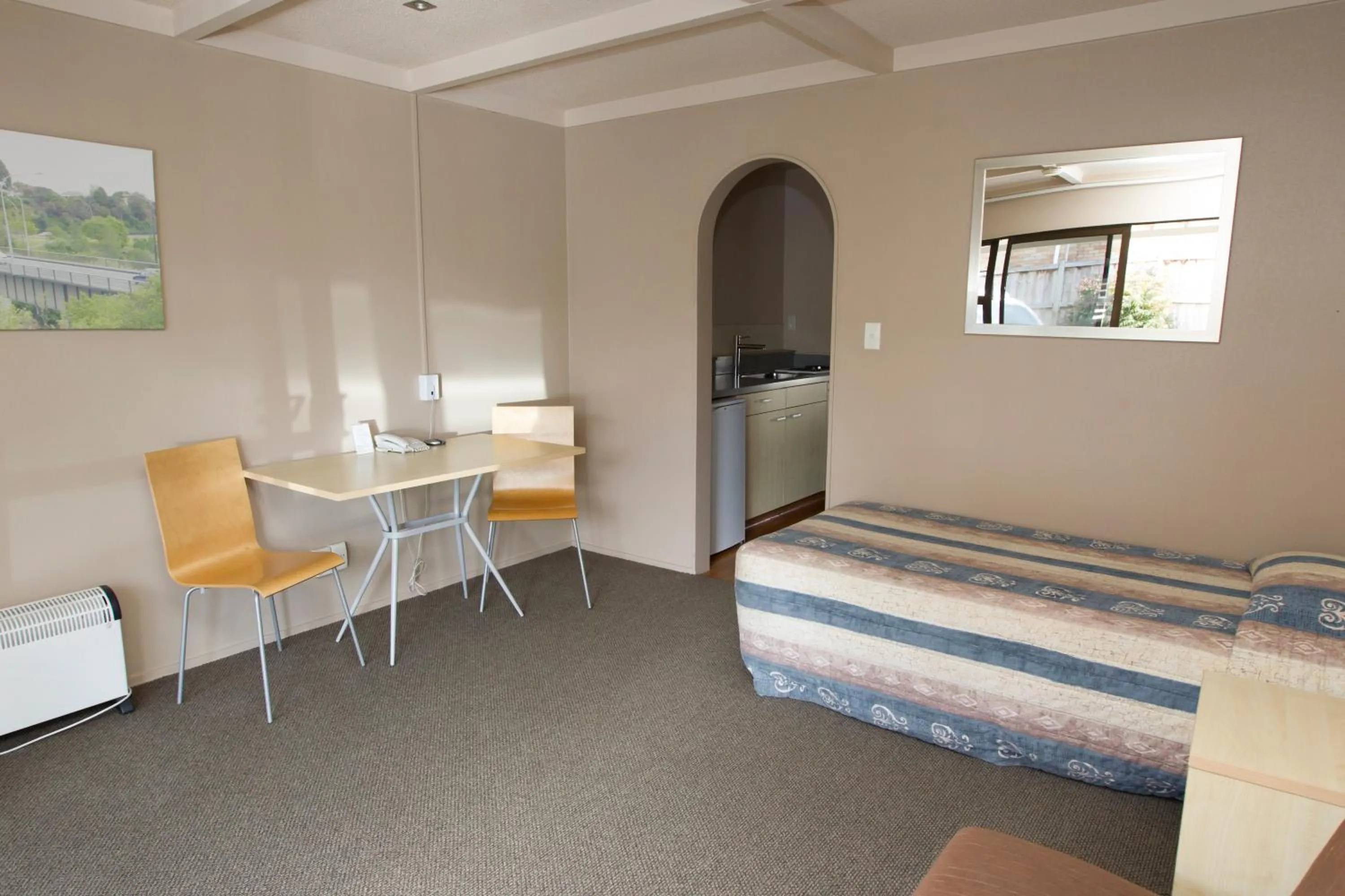 Living room, Bed in Aspen Manor Motel
