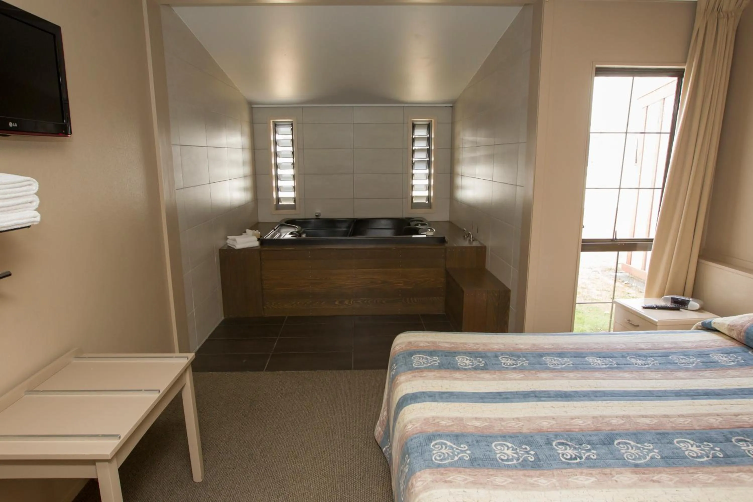 Bed in Aspen Manor Motel