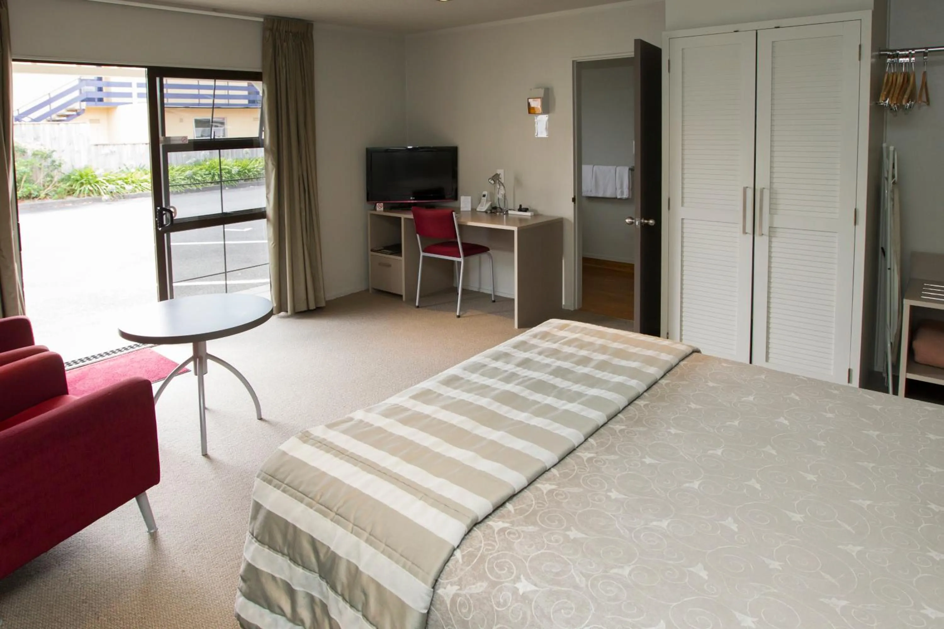 Bed in Aspen Manor Motel