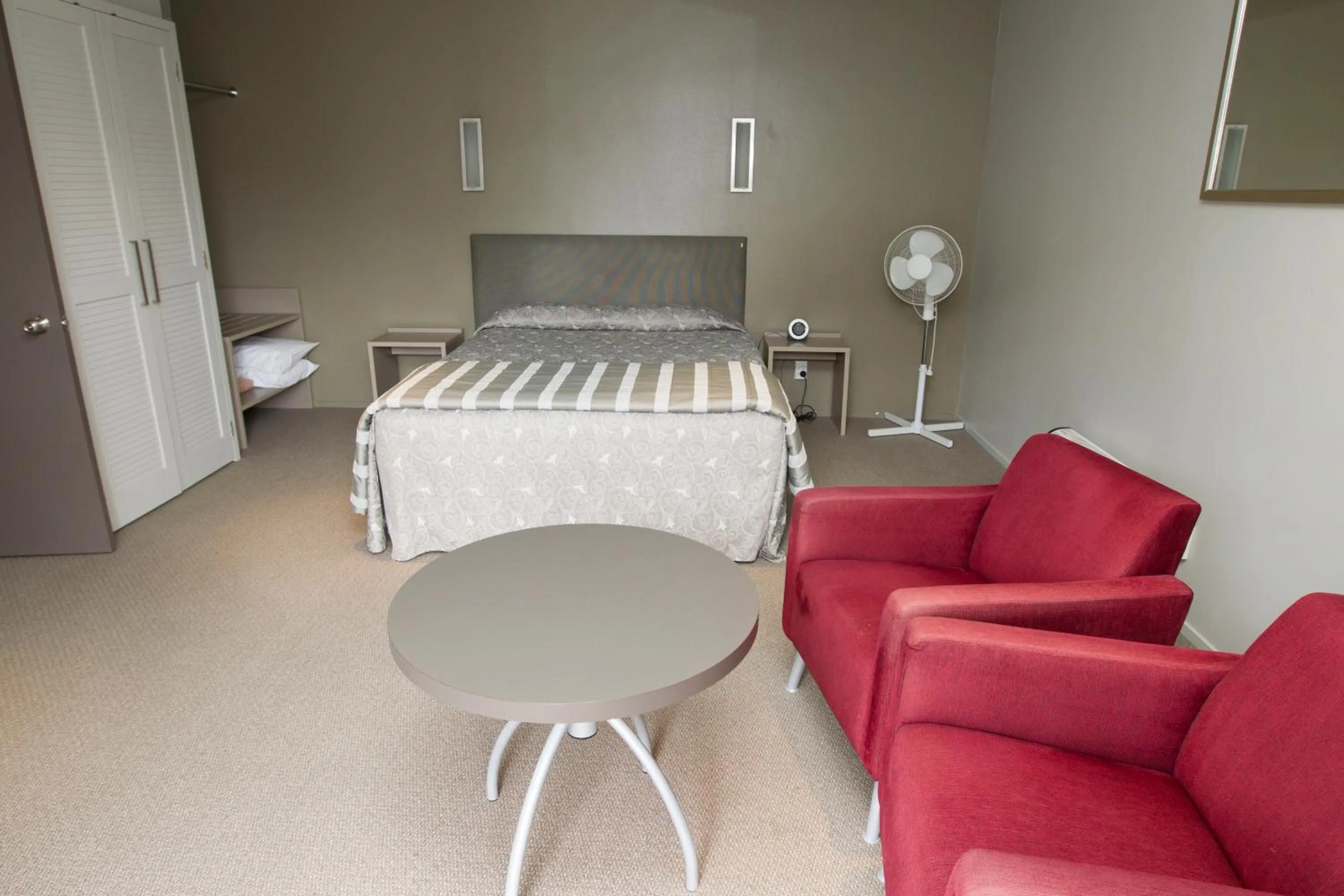 Bed in Aspen Manor Motel