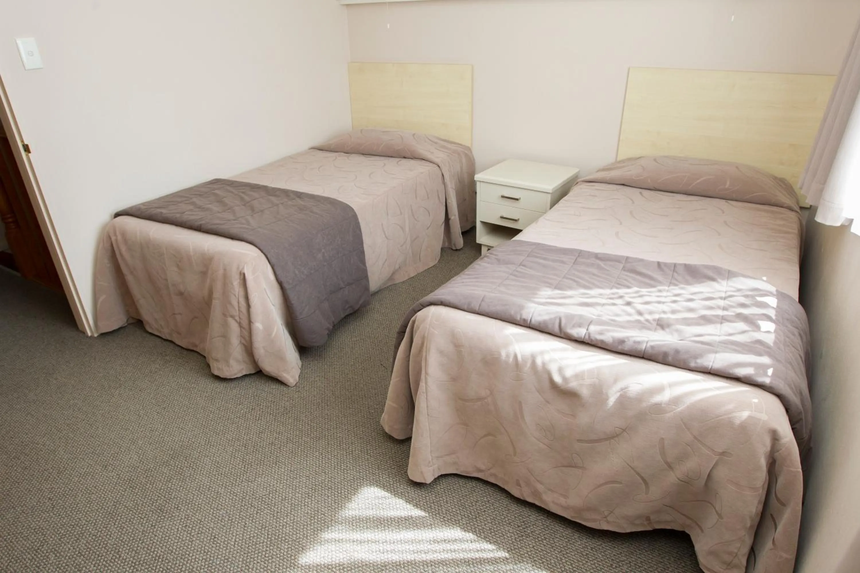 Bed in Aspen Manor Motel