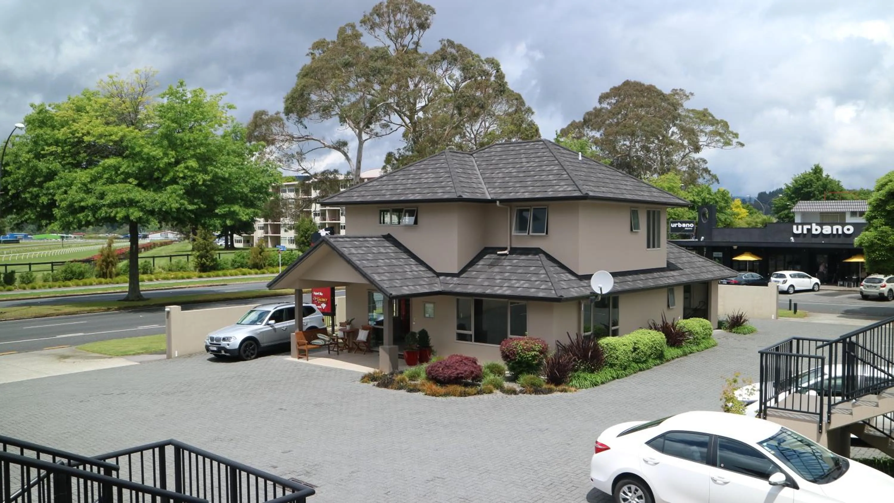 Parking in Executive On Fenton