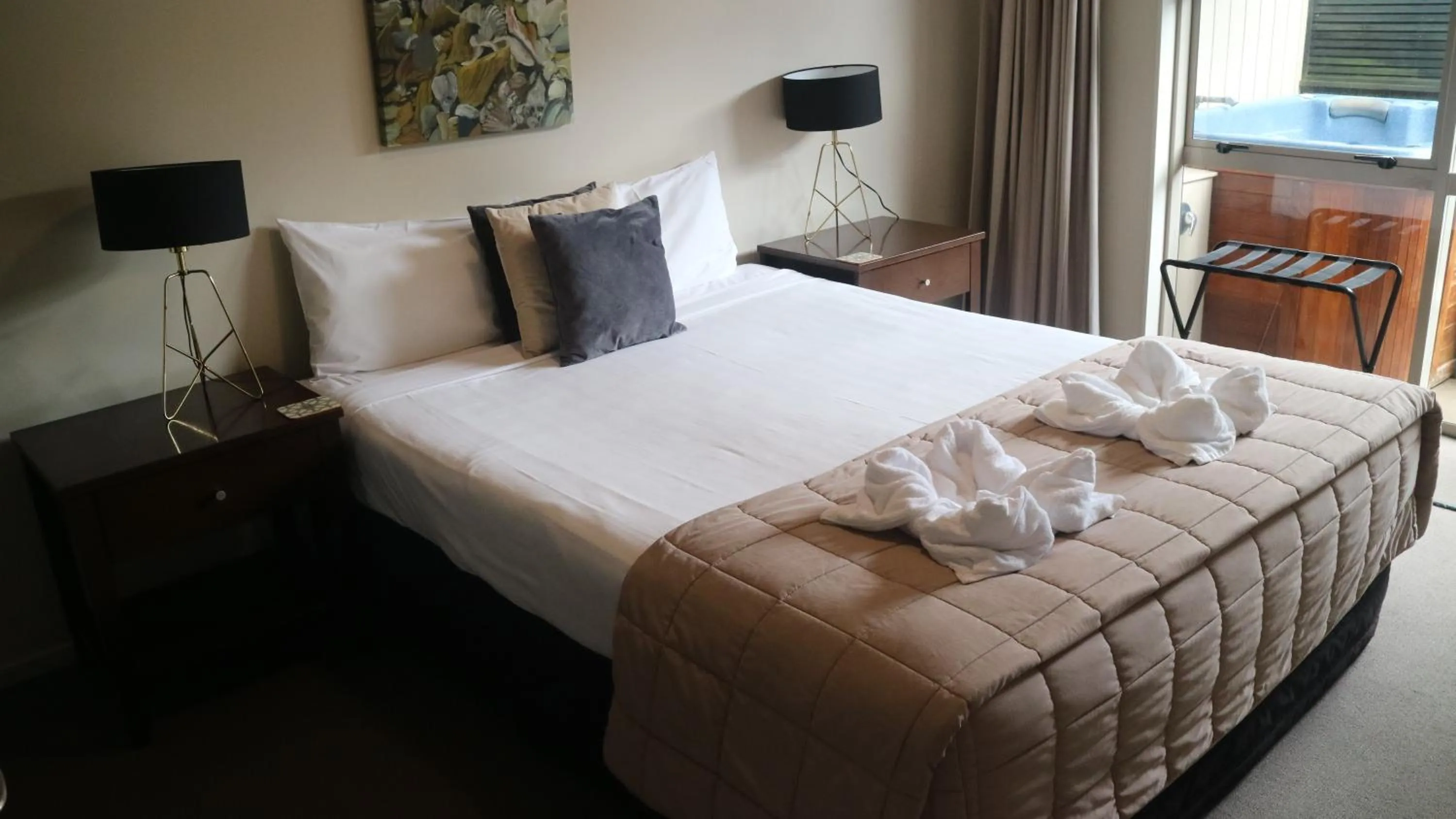 Bedroom, Bed in Executive On Fenton