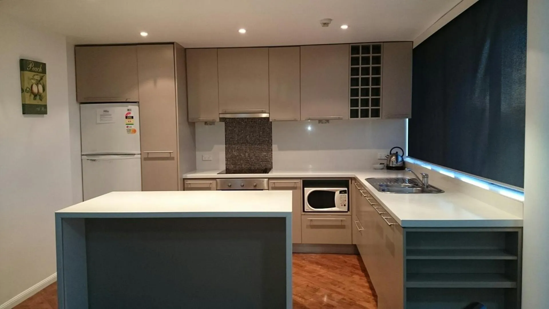 Kitchen or kitchenette in Surfers Hawaiian Holiday Apartments