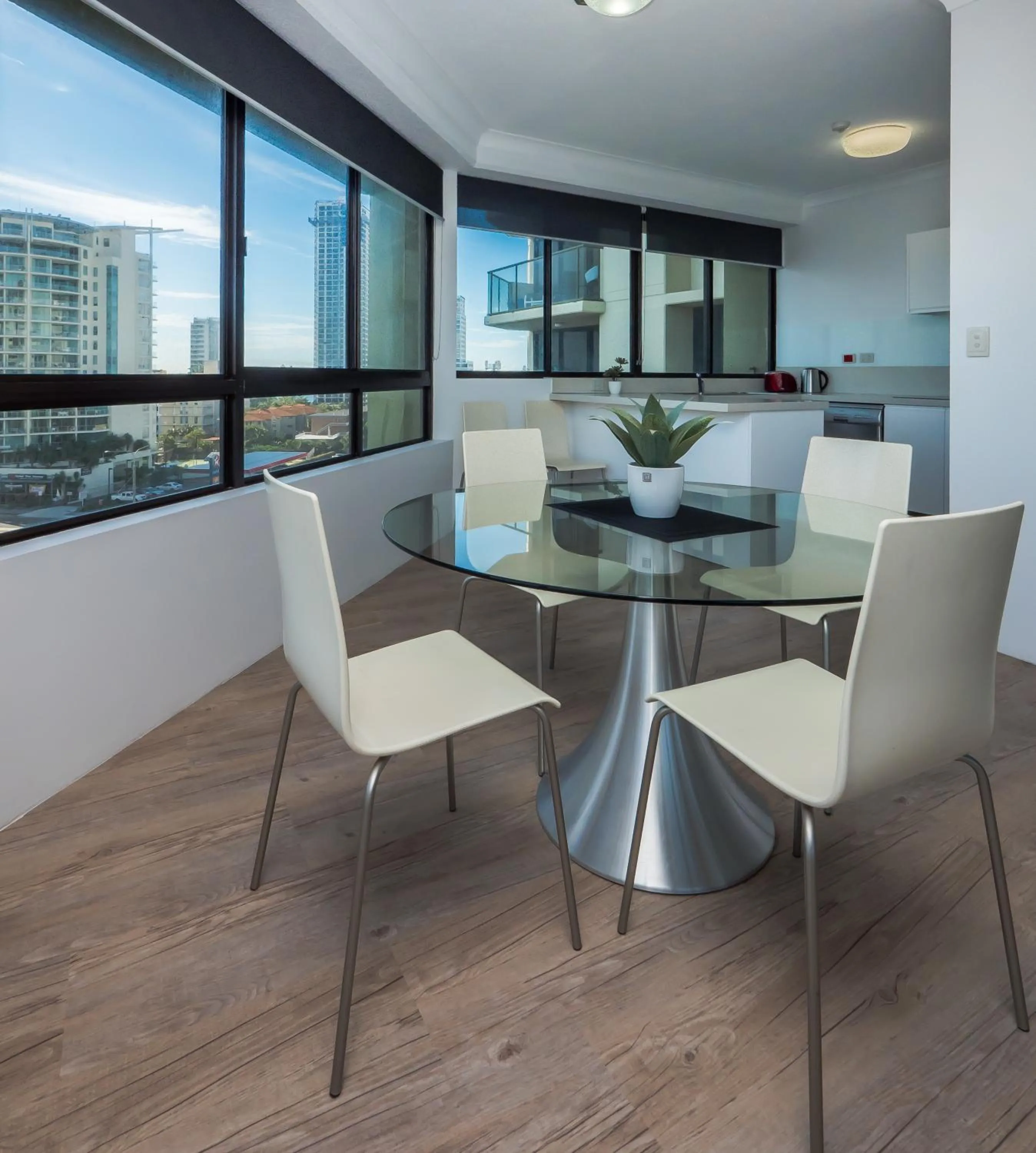 Dining area in Surfers Hawaiian Holiday Apartments