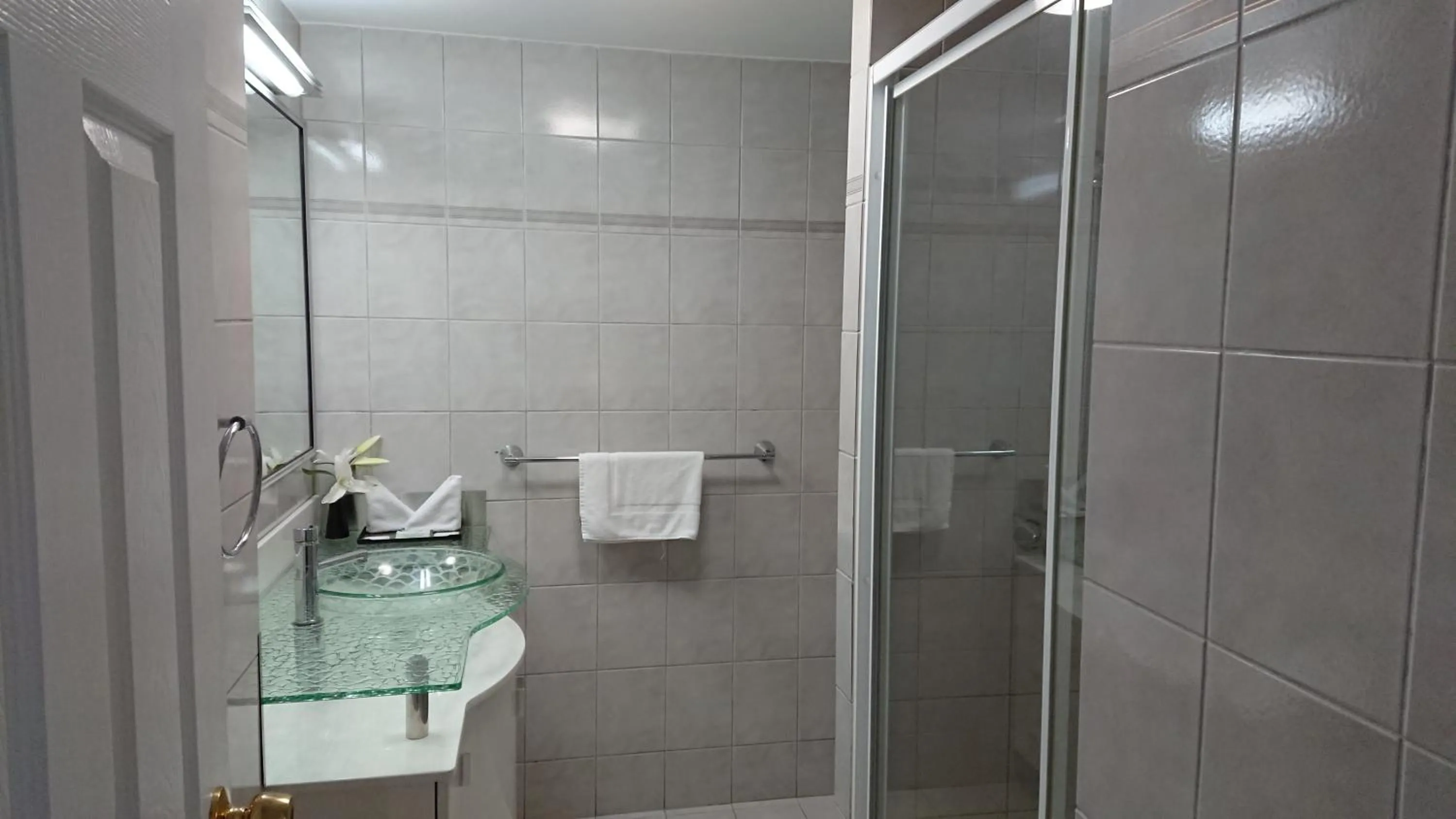 Bathroom in Surfers Hawaiian Holiday Apartments