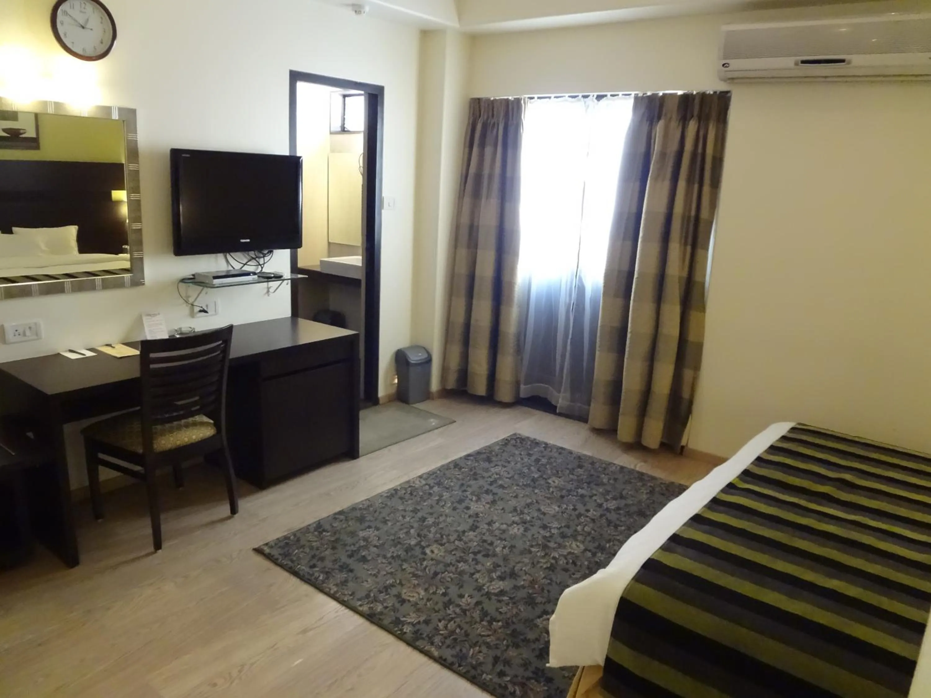 TV and multimedia, Bed in Chateau Windsor Hotel - Marine Drive