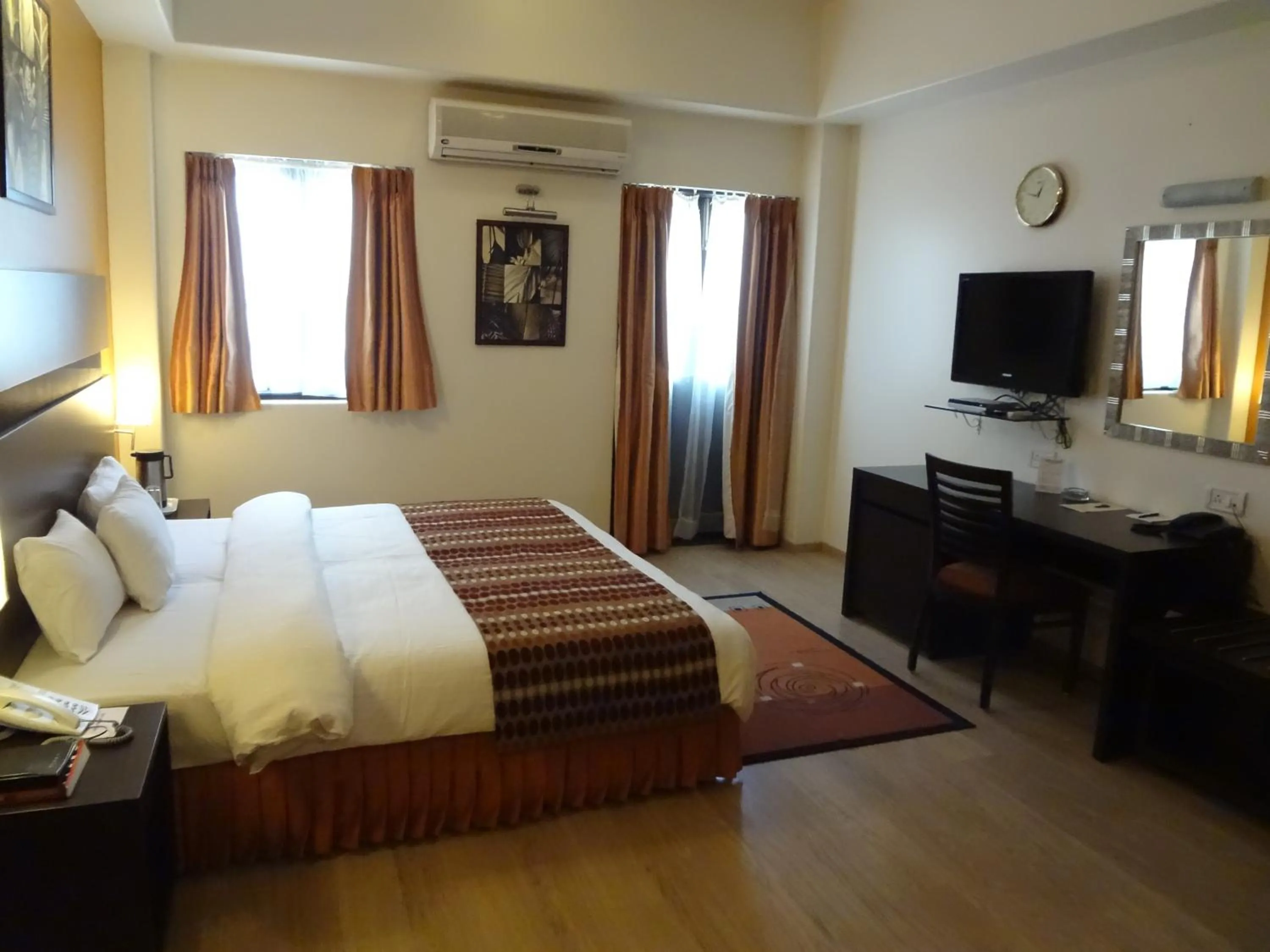 Photo of the whole room, Bed in Chateau Windsor Hotel - Marine Drive