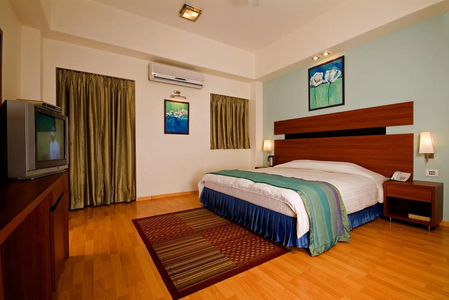 Bed in Chateau Windsor Hotel - Marine Drive