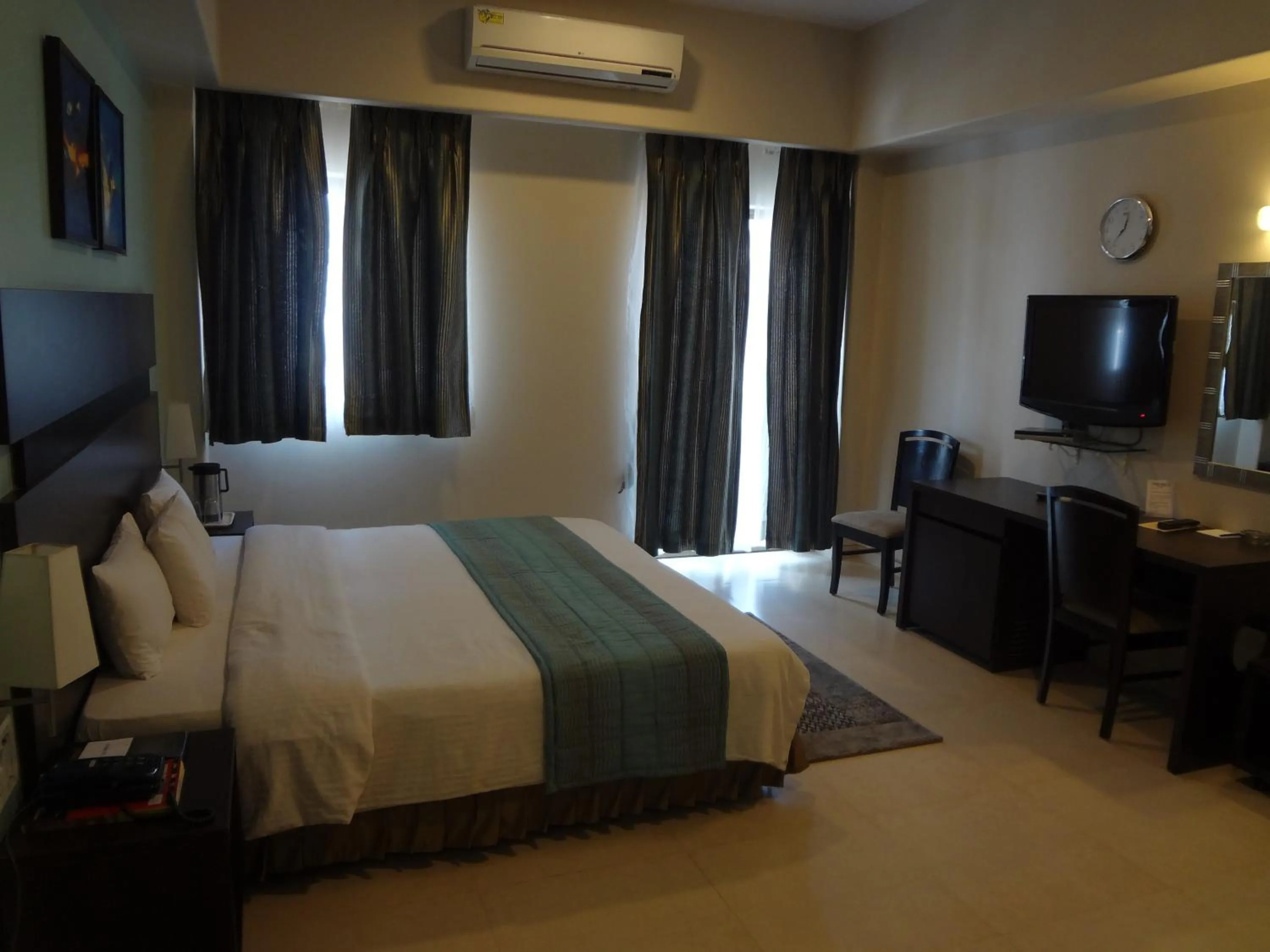 Photo of the whole room, Bed in Chateau Windsor Hotel - Marine Drive