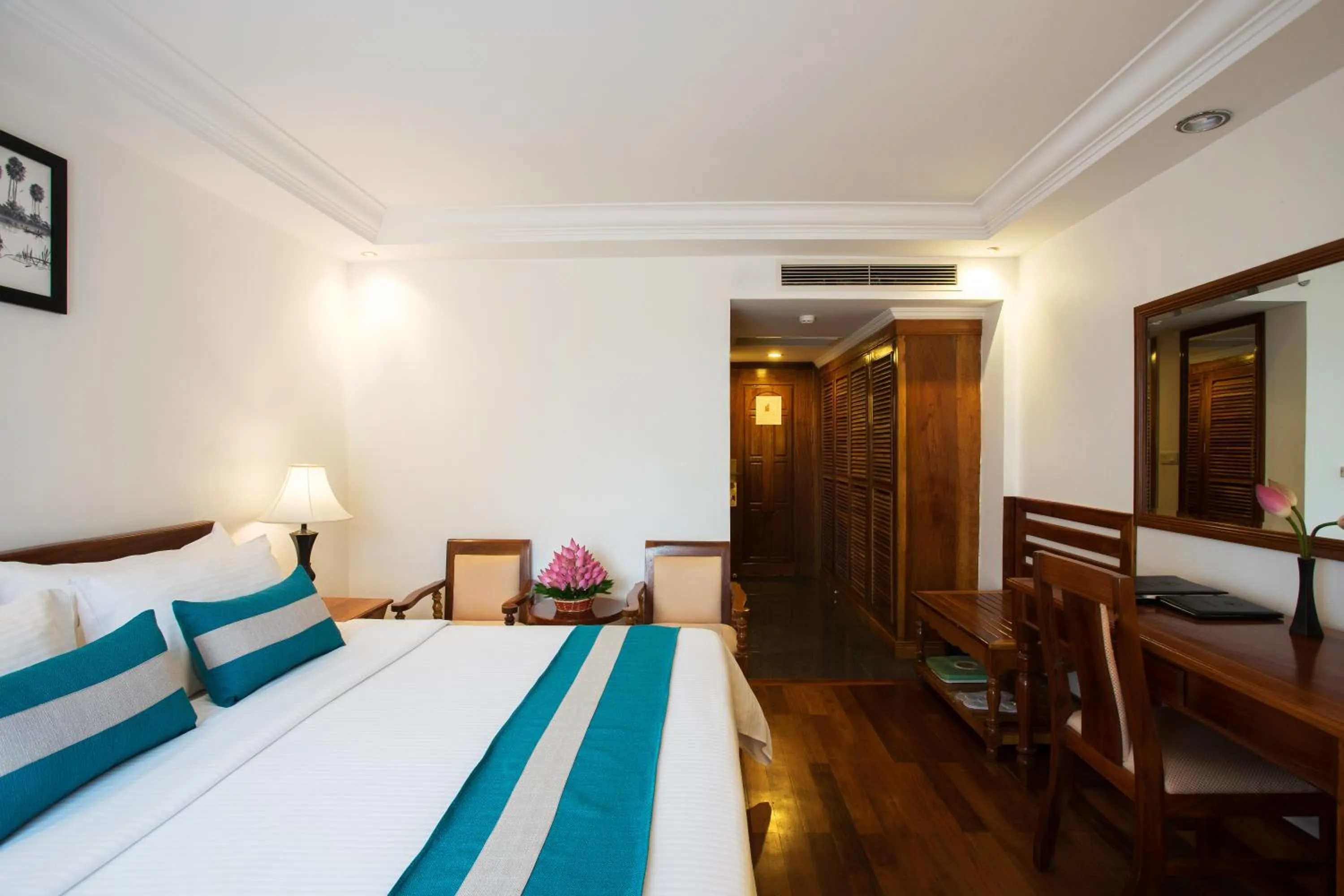 Bed in Hotel Somadevi Angkor Resort & Spa