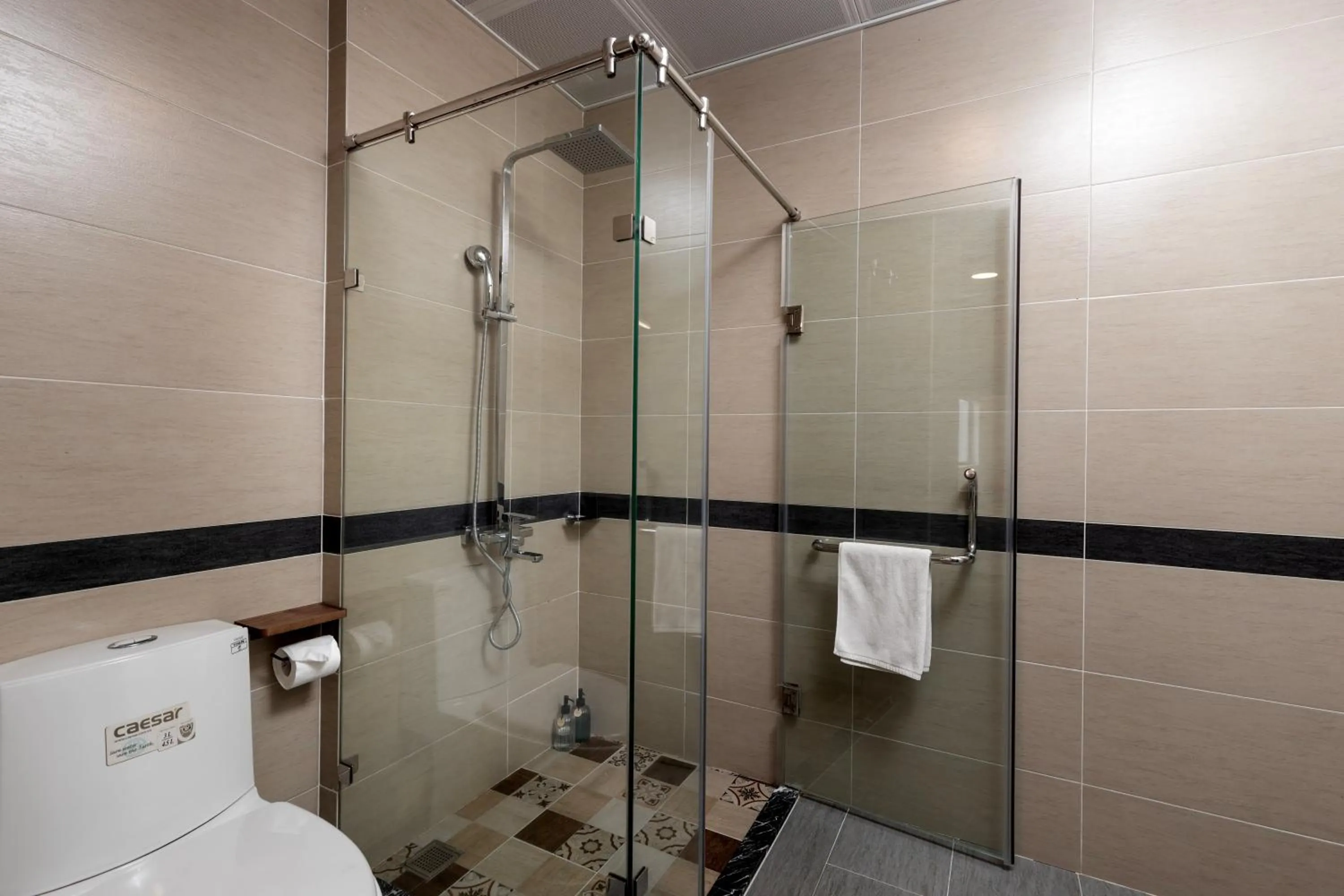 Shower in Flower Garden Hotel