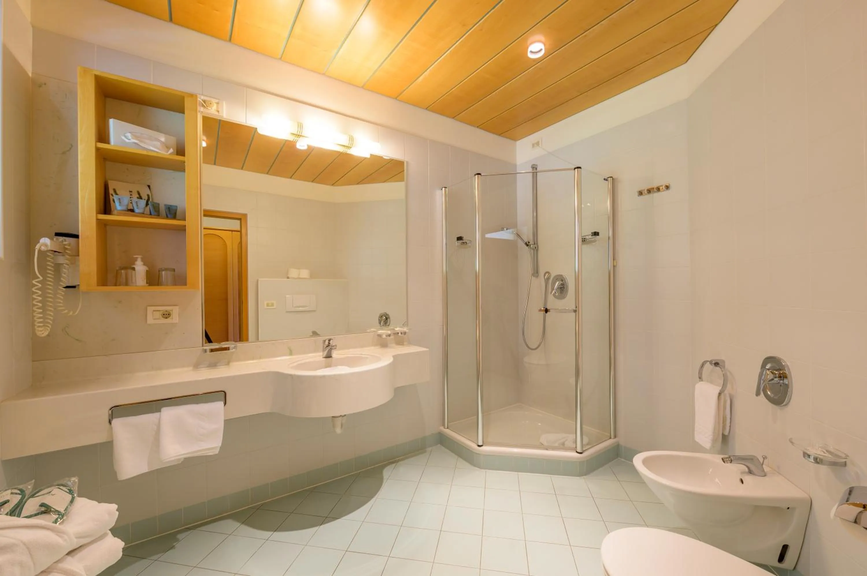 Bathroom in Glanzhof Hotel & Apartments