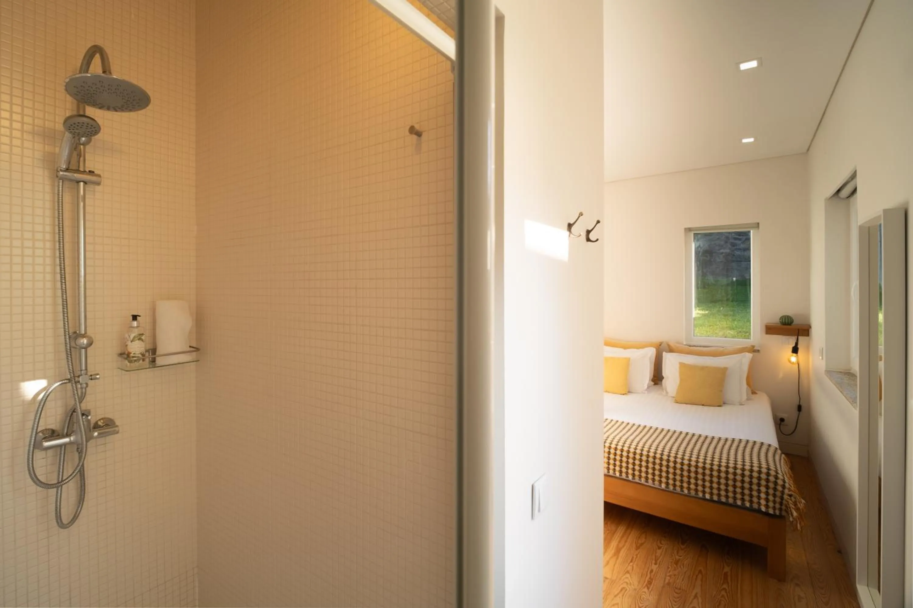 Shower, Bed in Bonfim 234 Townhouse