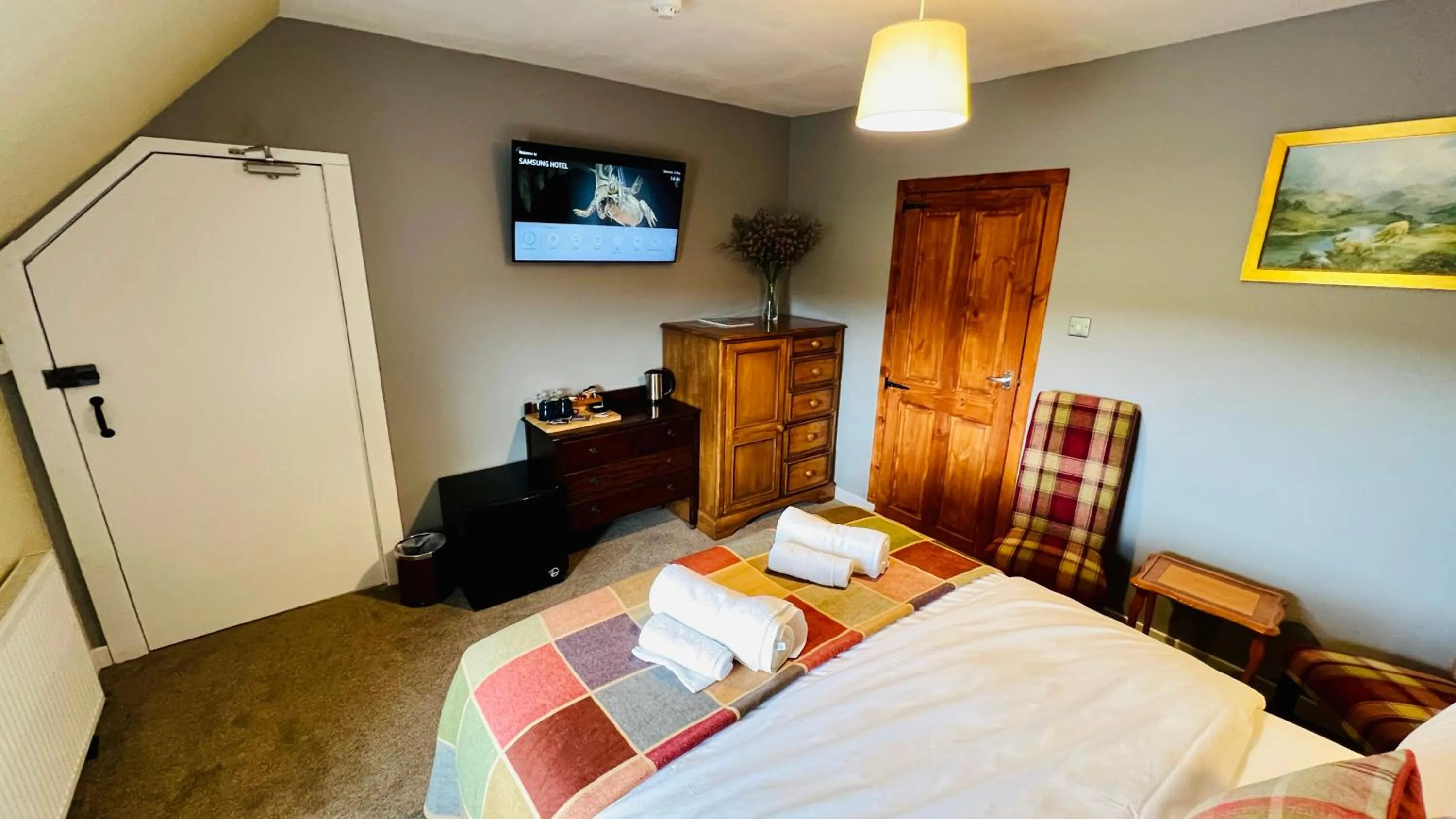 Photo of the whole room, Bed in Aultguish Inn