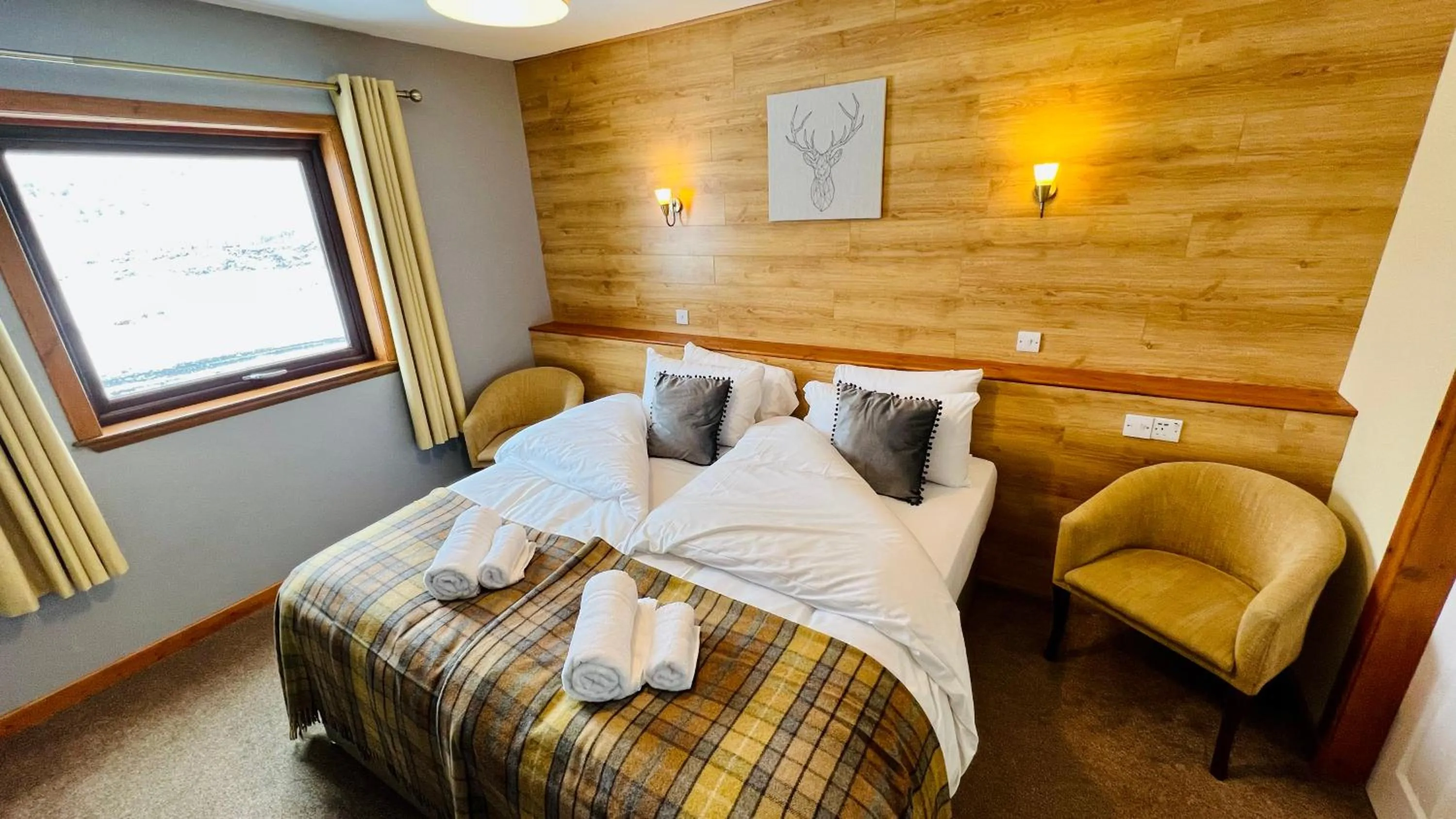 Photo of the whole room, Bed in Aultguish Inn