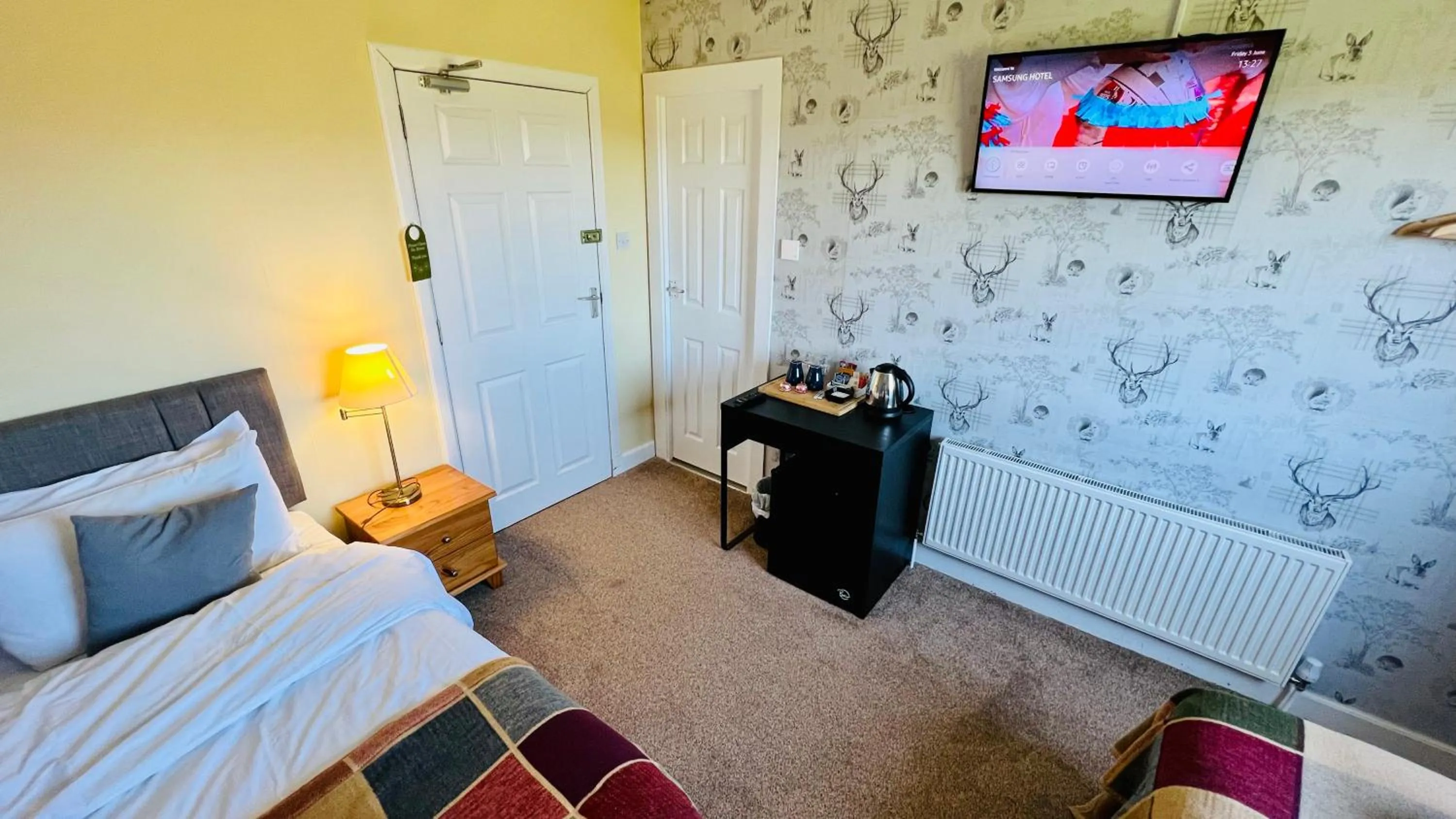 Photo of the whole room, Bed in Aultguish Inn