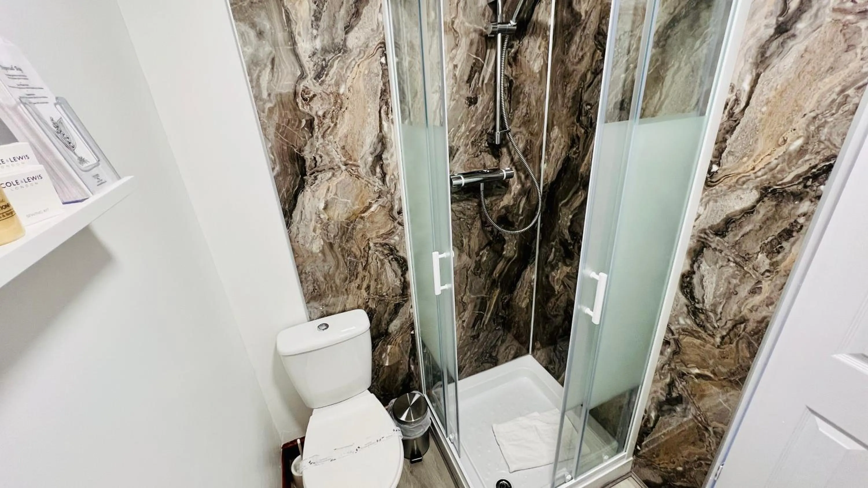 Bathroom in Aultguish Inn