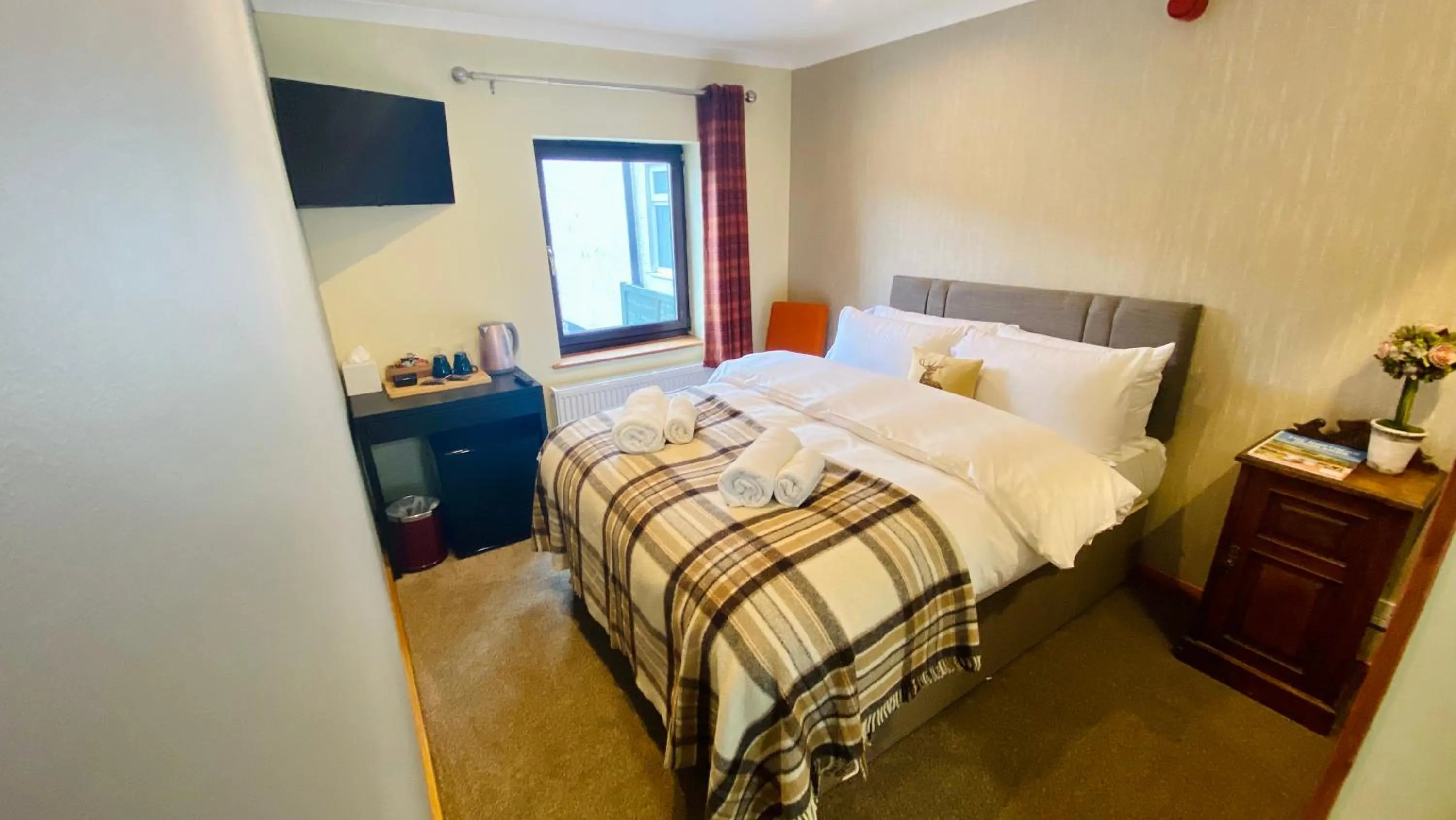 Photo of the whole room, Bed in Aultguish Inn