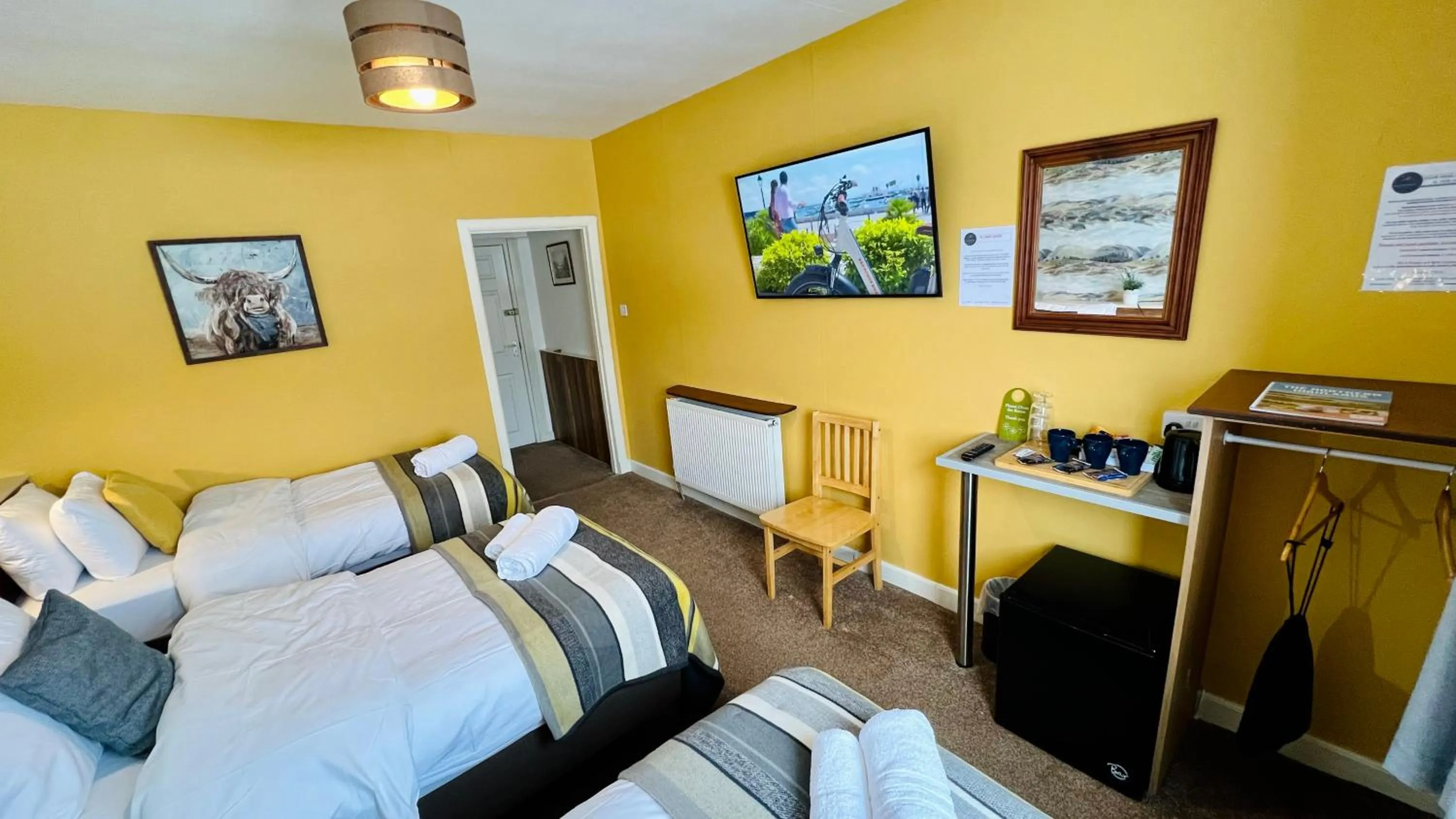 Photo of the whole room, Bed in Aultguish Inn
