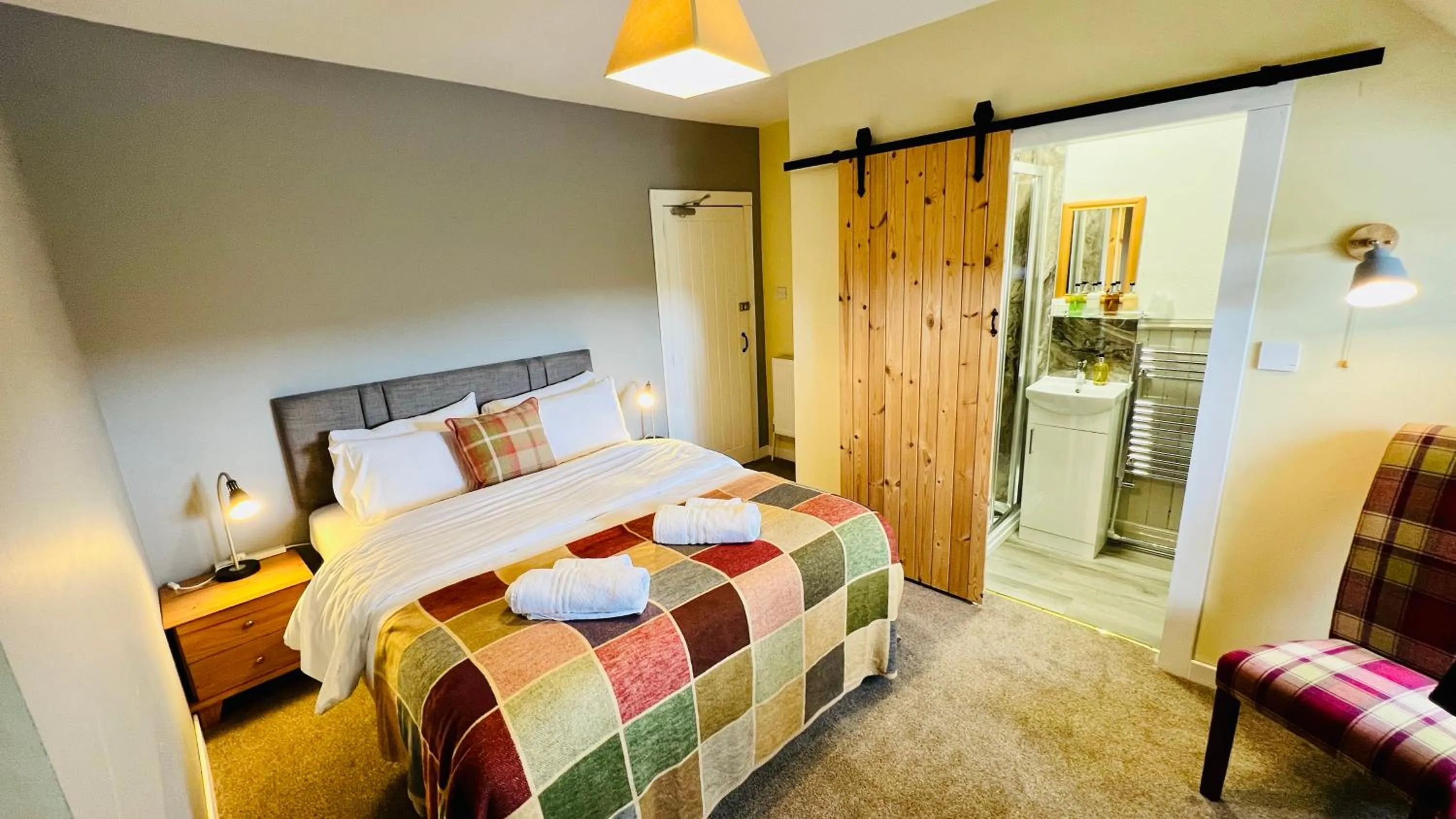 Photo of the whole room, Bed in Aultguish Inn