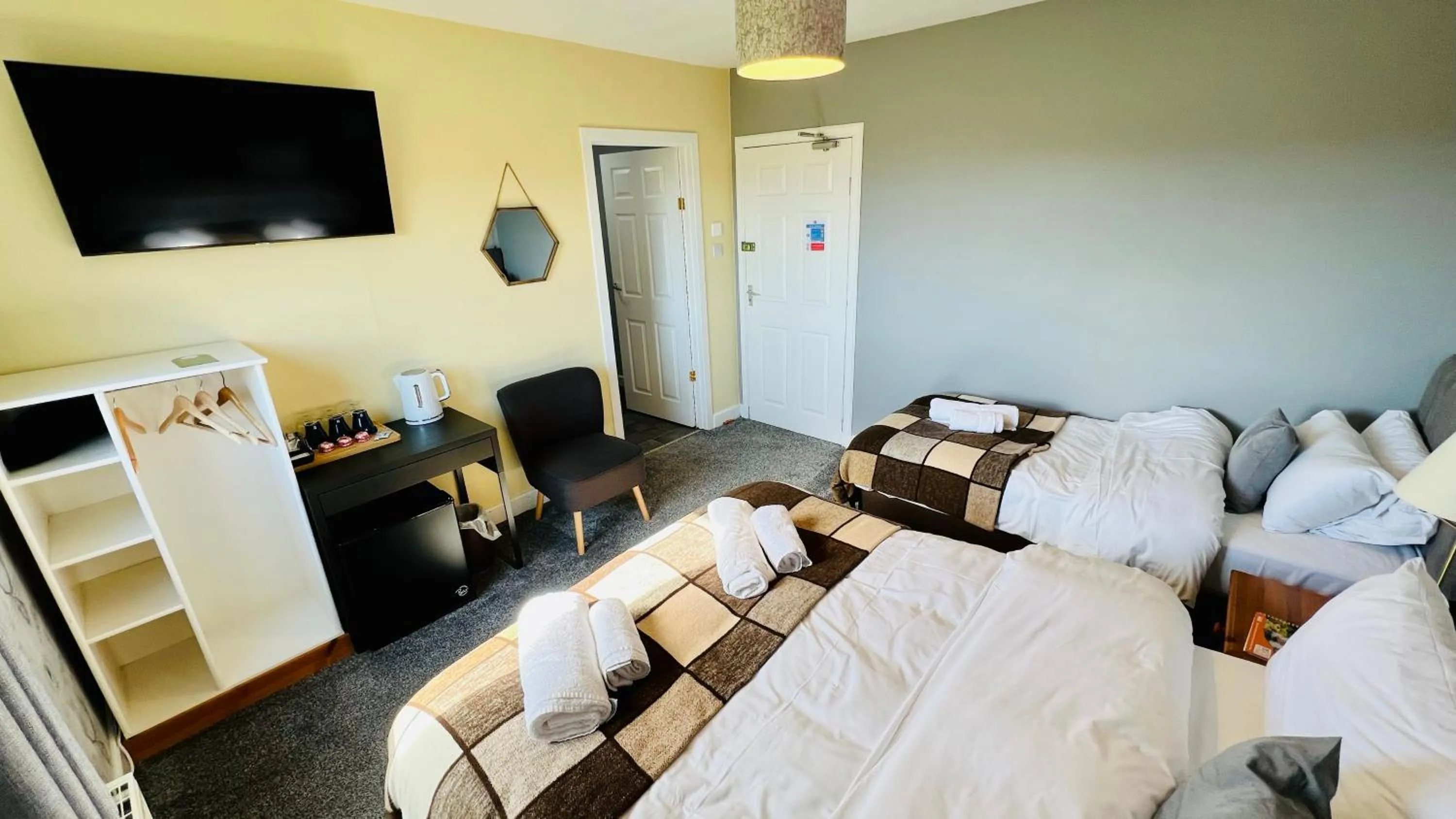 Photo of the whole room, Bed in Aultguish Inn