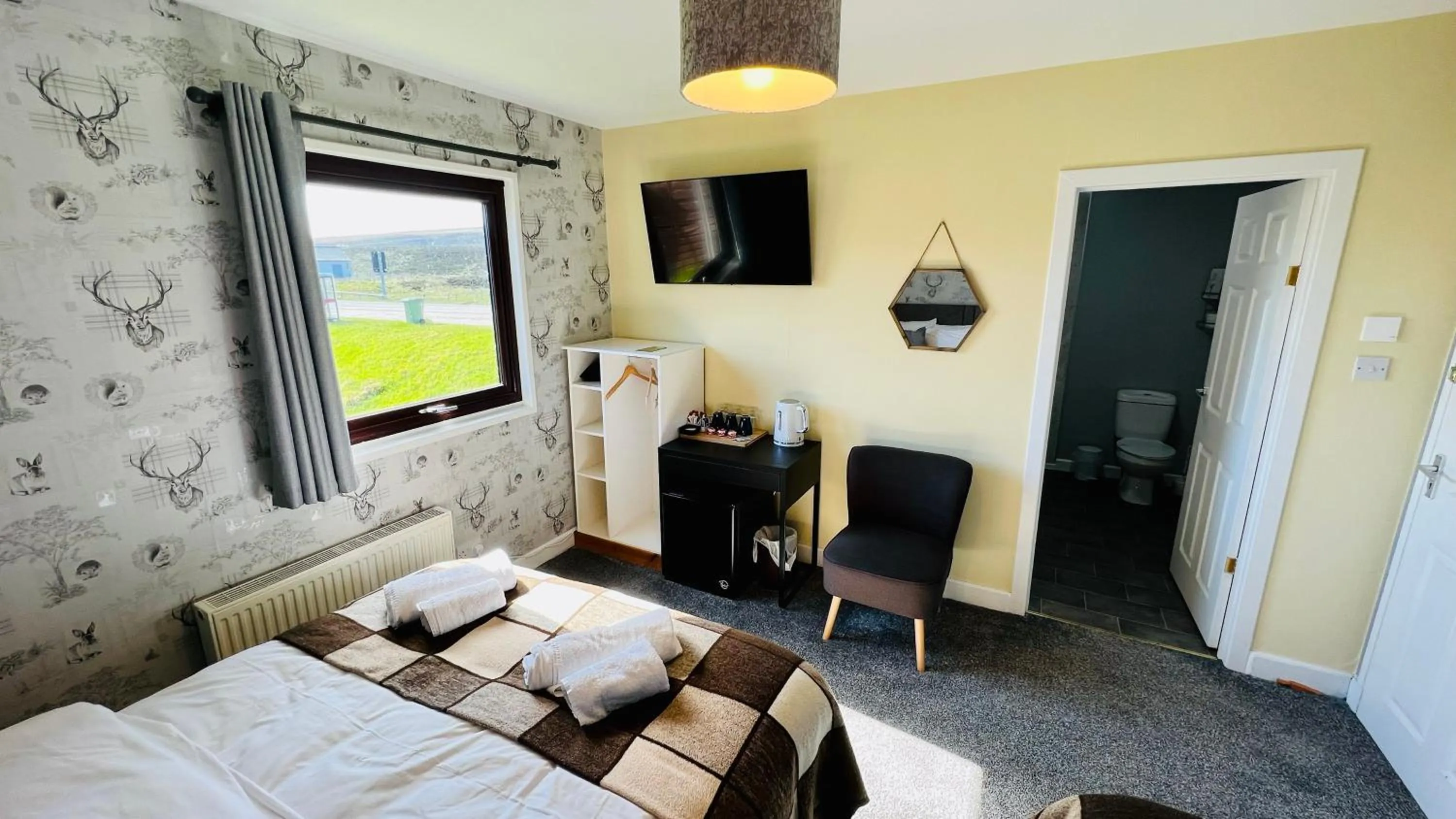 Photo of the whole room, Bed in Aultguish Inn