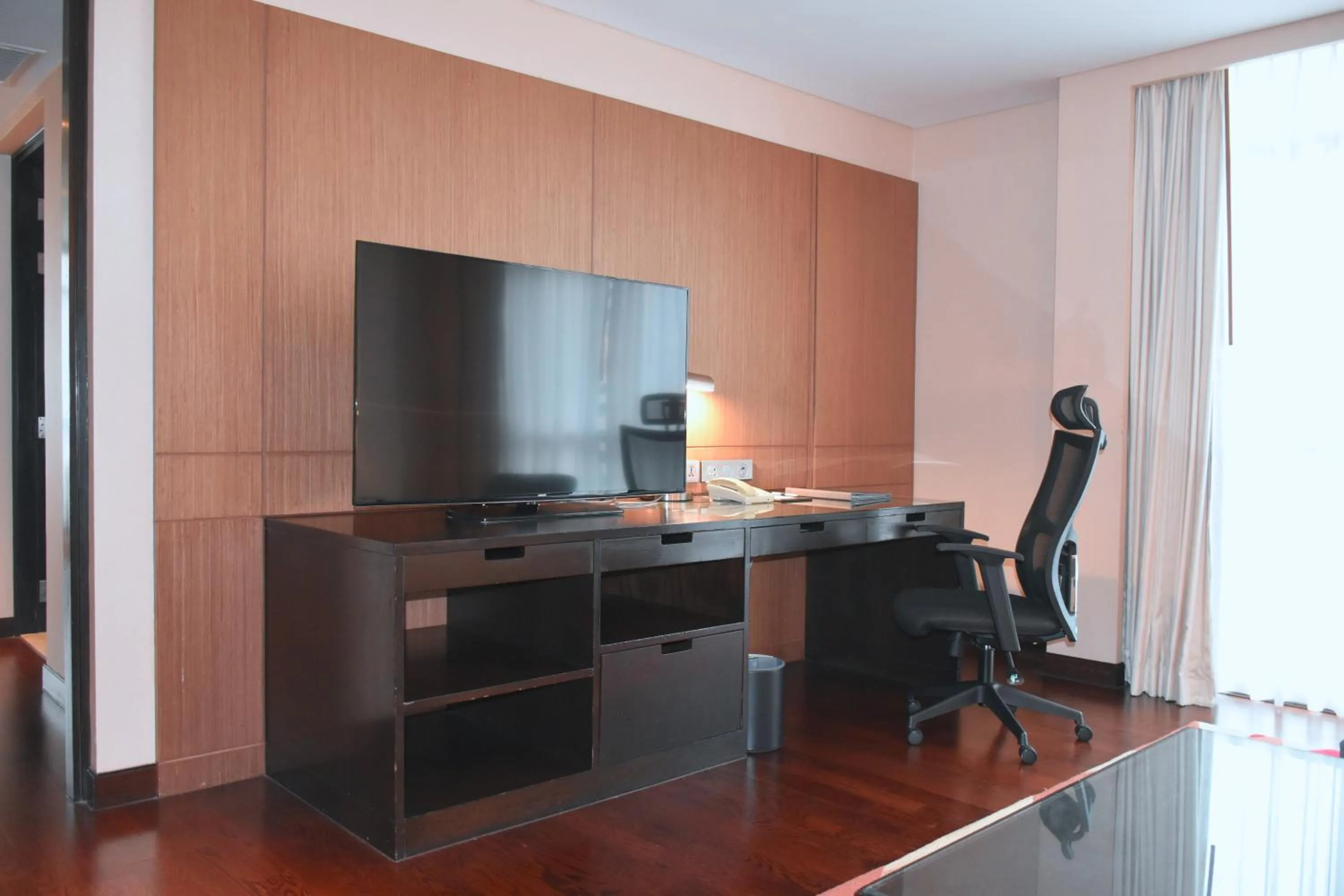 TV and multimedia in Sathorn Vista, Bangkok - Marriott Executive Apartments