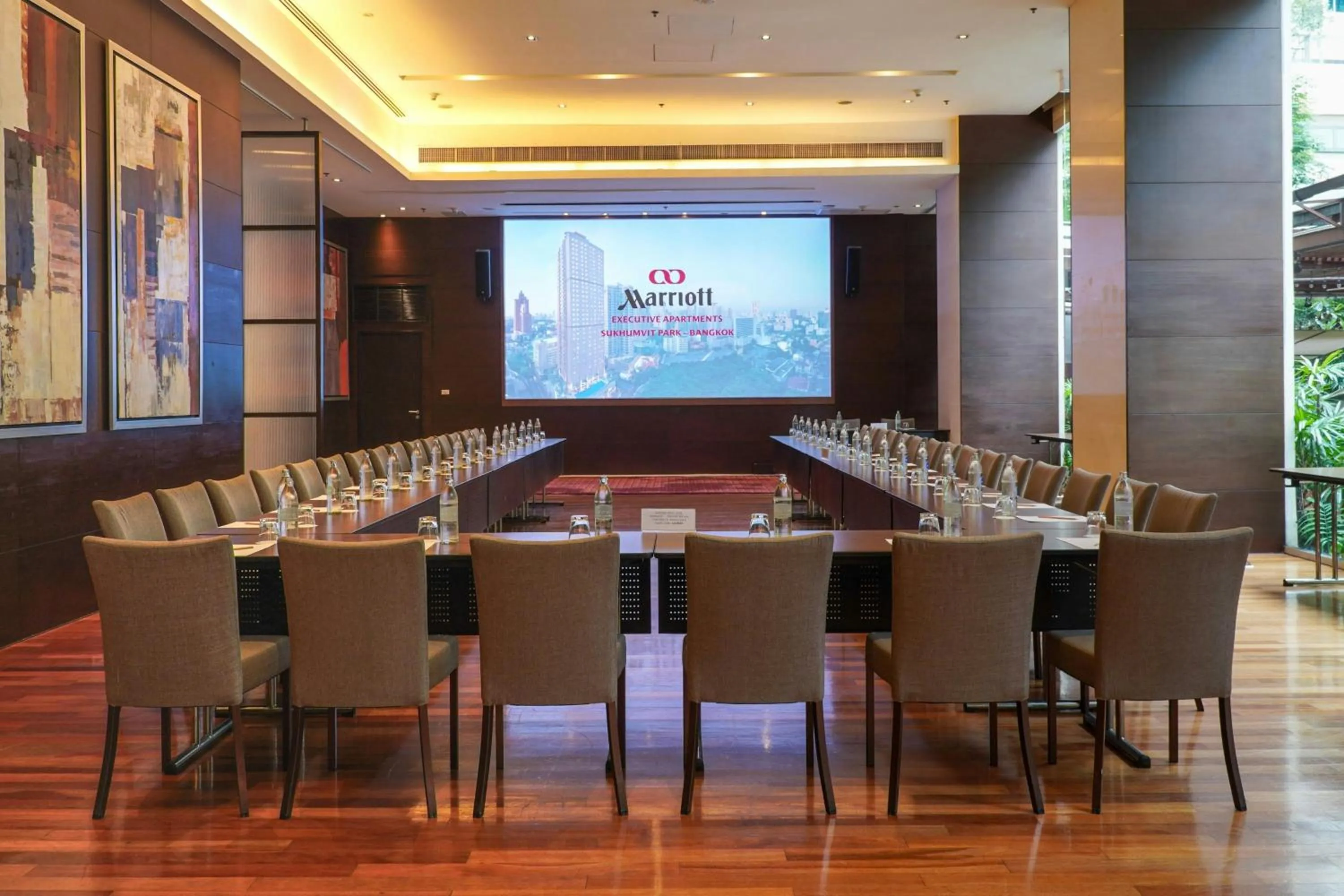 Lounge or bar in Marriott Executive Apartments Sukhumvit Park, Bangkok