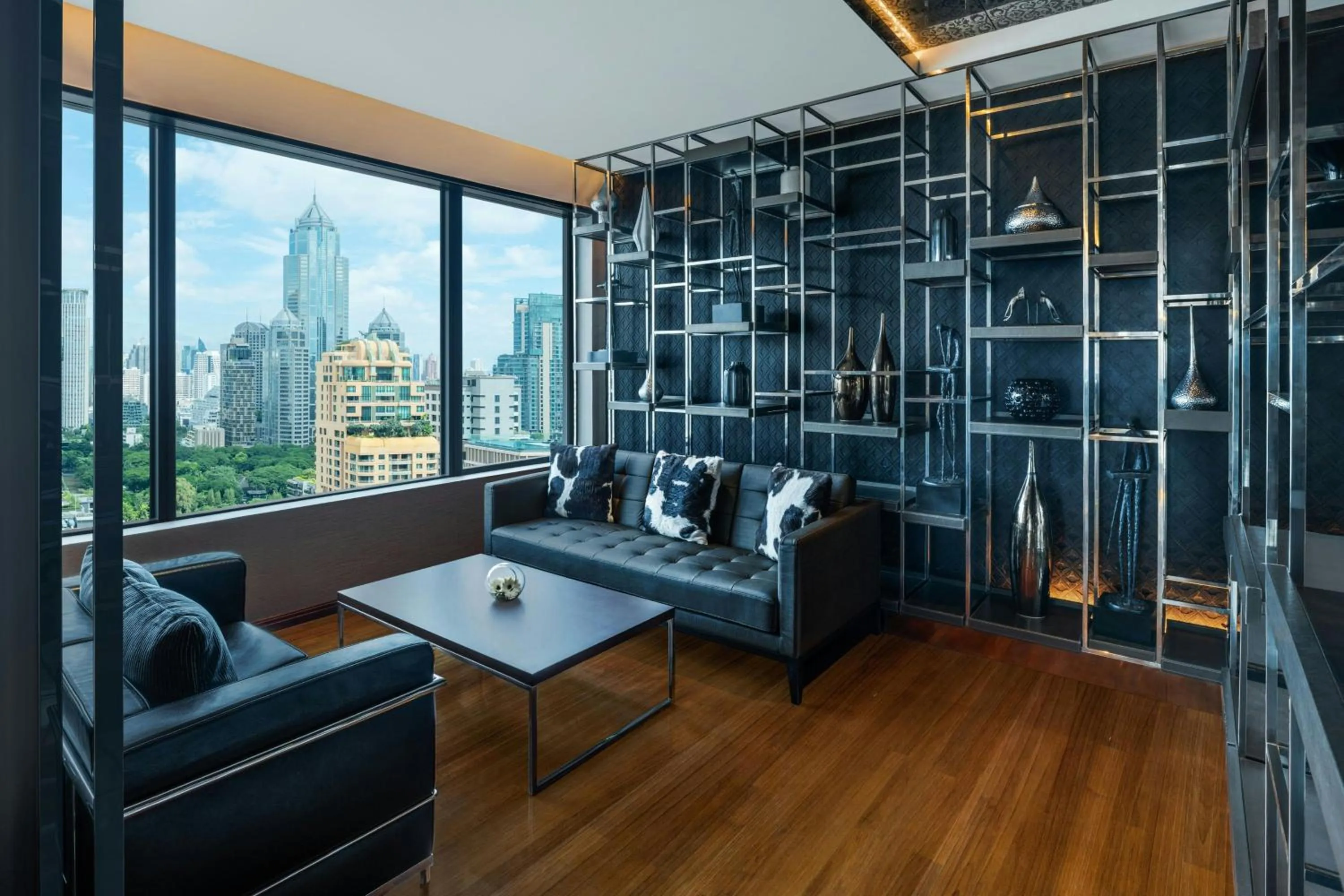 Lounge or bar in Renaissance Bangkok Ratchaprasong Hotel by Marriott