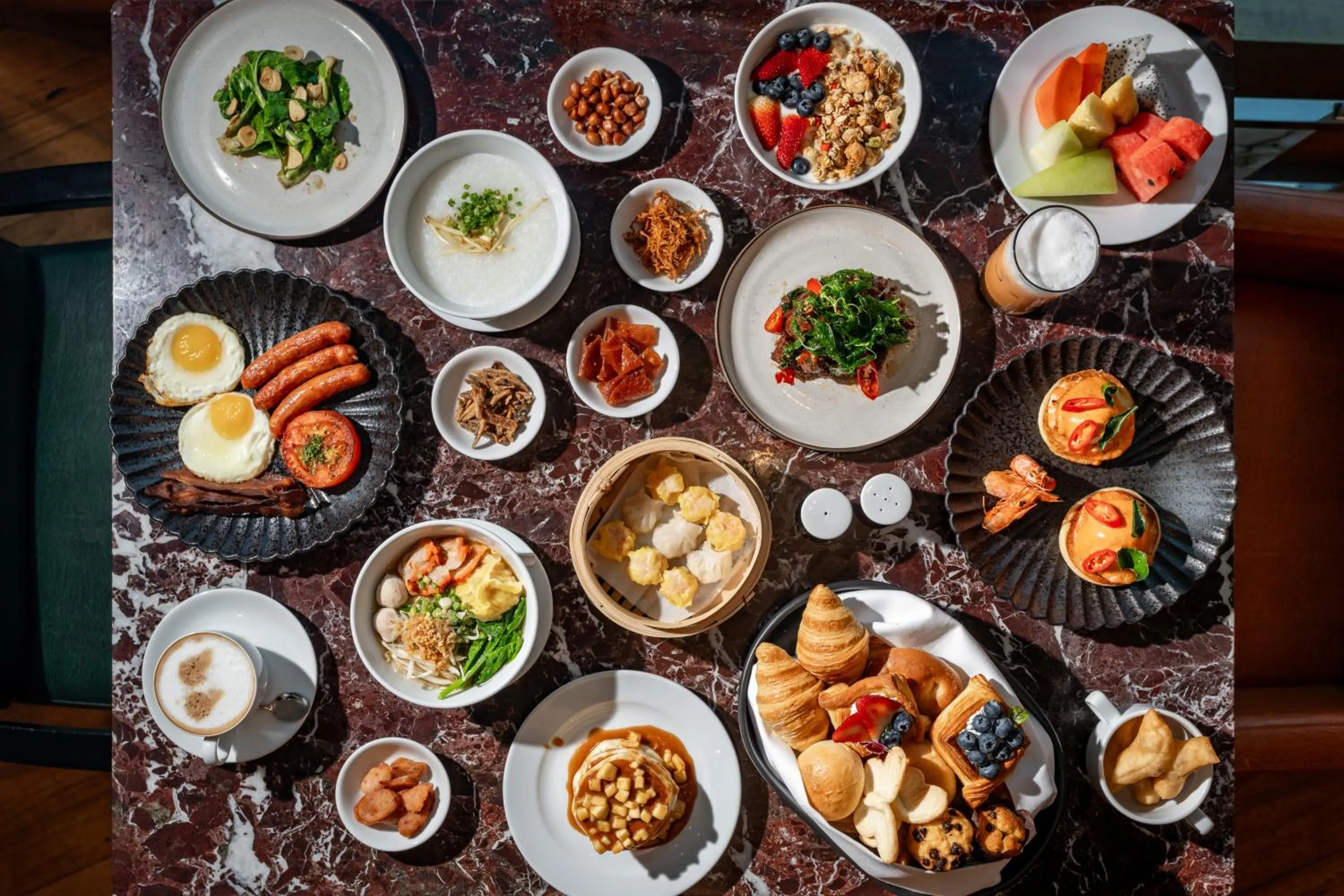 Restaurant/places to eat in Renaissance Bangkok Ratchaprasong Hotel by Marriott