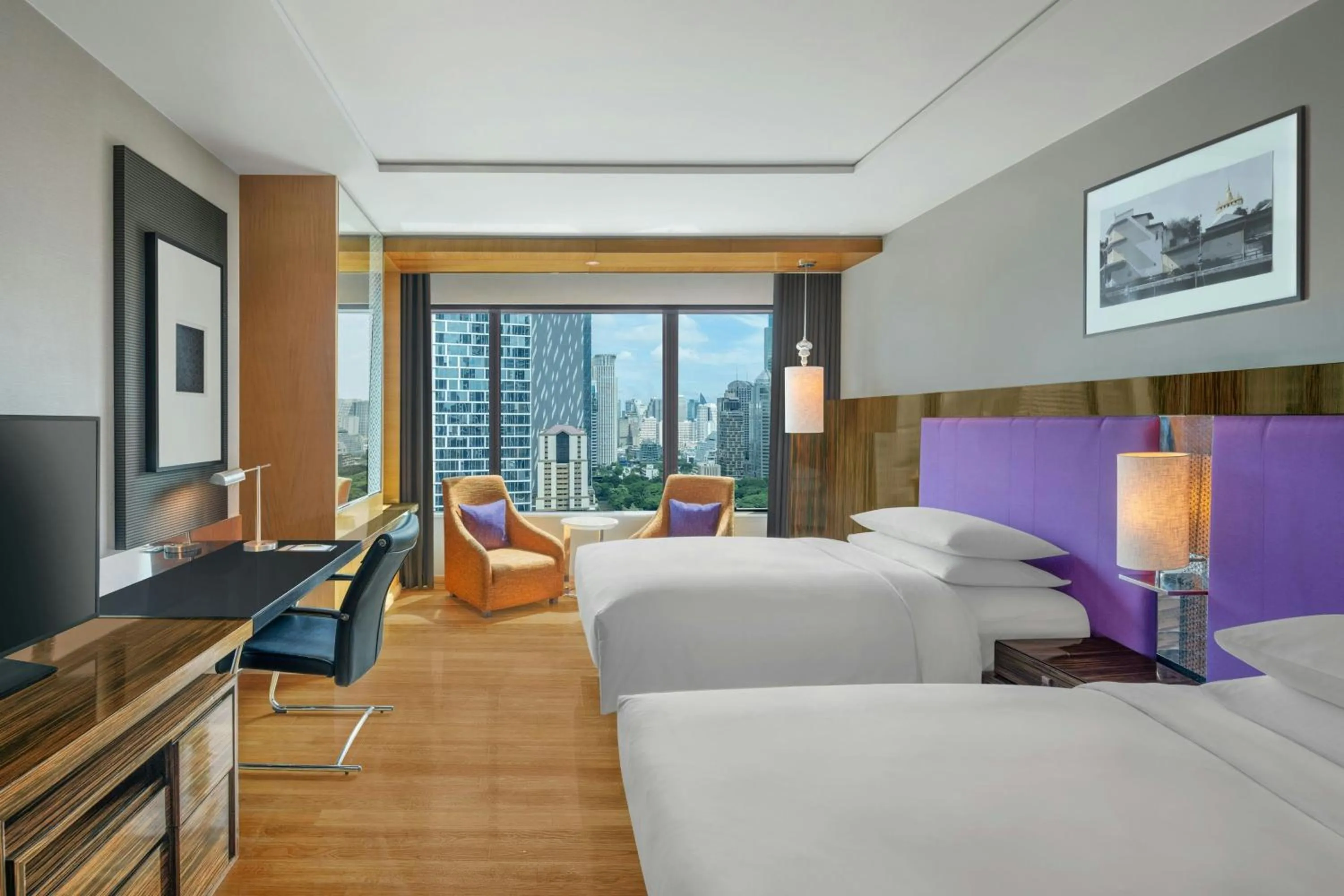 Photo of the whole room, Bed in Renaissance Bangkok Ratchaprasong Hotel by Marriott