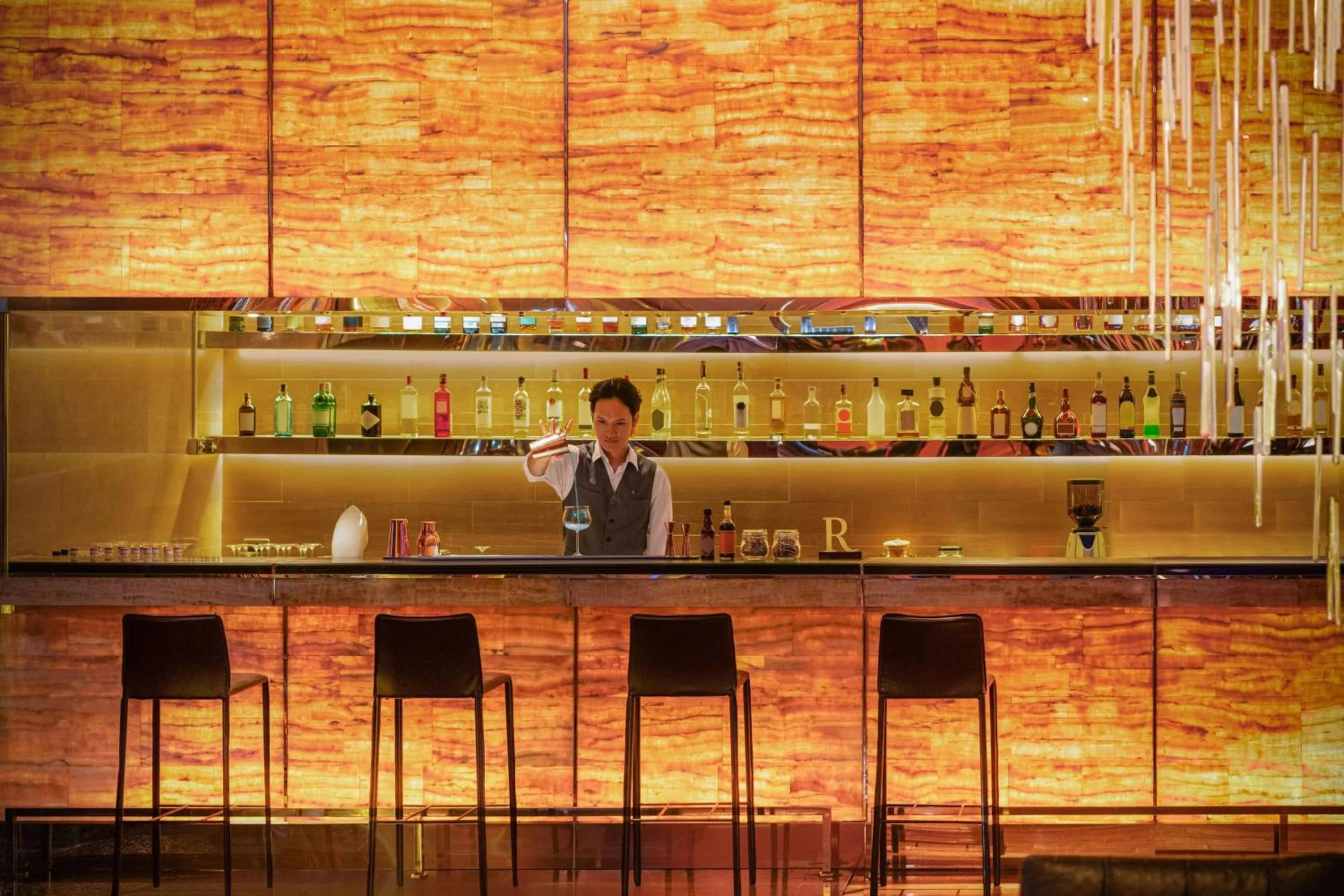 Lounge or bar in Renaissance Bangkok Ratchaprasong Hotel by Marriott